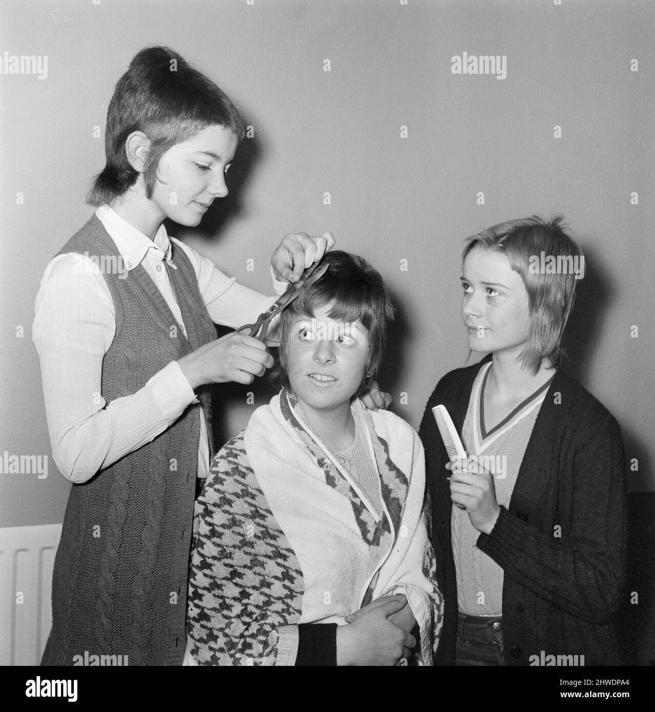 Les filles skinhead qui ont ordonné de laisser leurs cheveux pousser par la maîtresse de Tolworth School, Surrey. De gauche à droite : Kim Goldsmith (13), Vicki Fowler (14) et Dena Van Hoorn (14). 27th février 1970. Banque D'Images