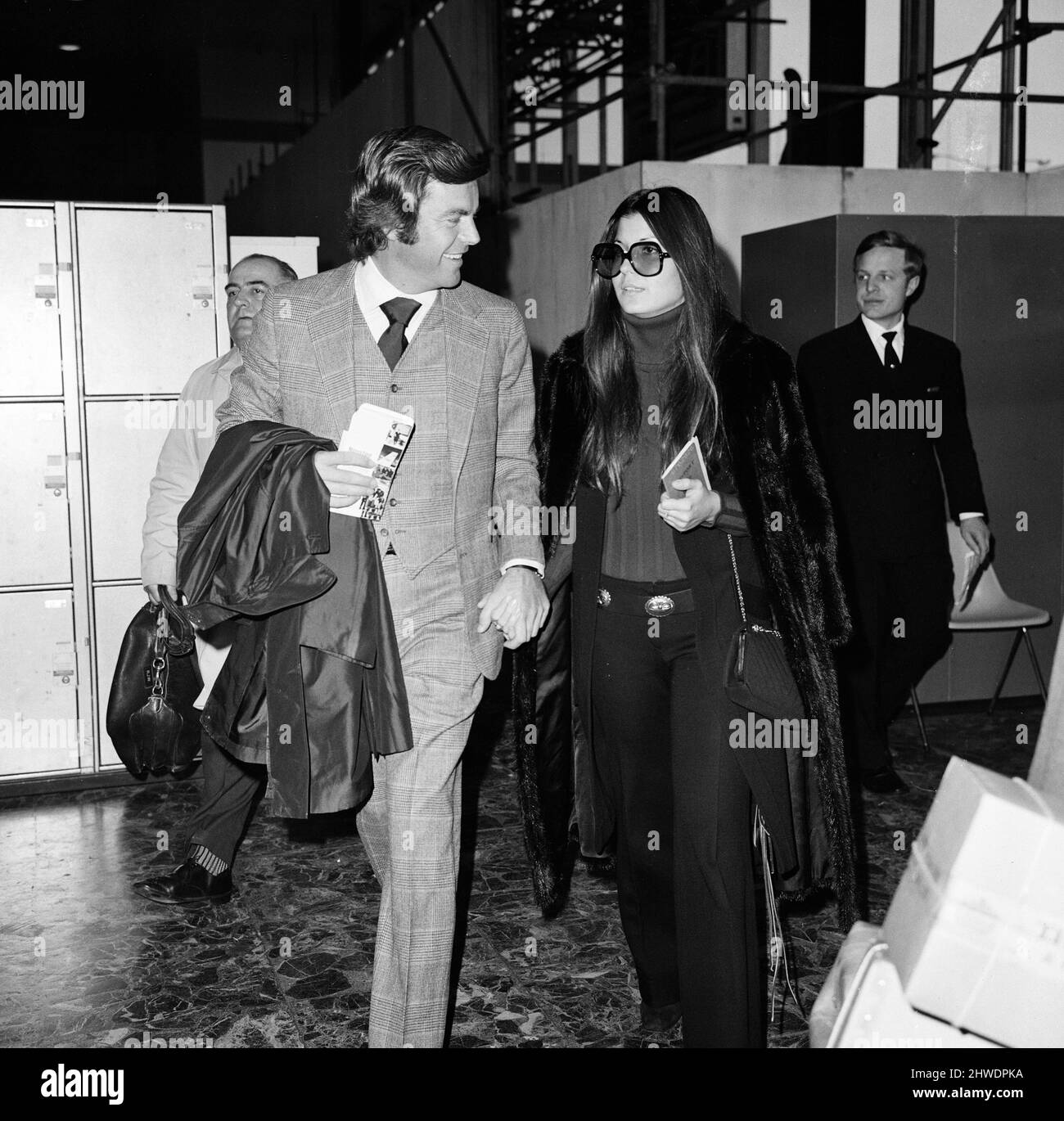 Robert Wagner et Tina Sinatra ont quitté la main de l'aéroport d'Heathrow pour Los Angeles aujourd'hui. Ils sont ici et à Milan depuis plusieurs jours lors d'une visite privée. Pendant leur séjour, ils ont regardé Frank Sinatra et Bob Hope au Charity Show au Festival Hall. 23rd novembre 1970. Banque D'Images