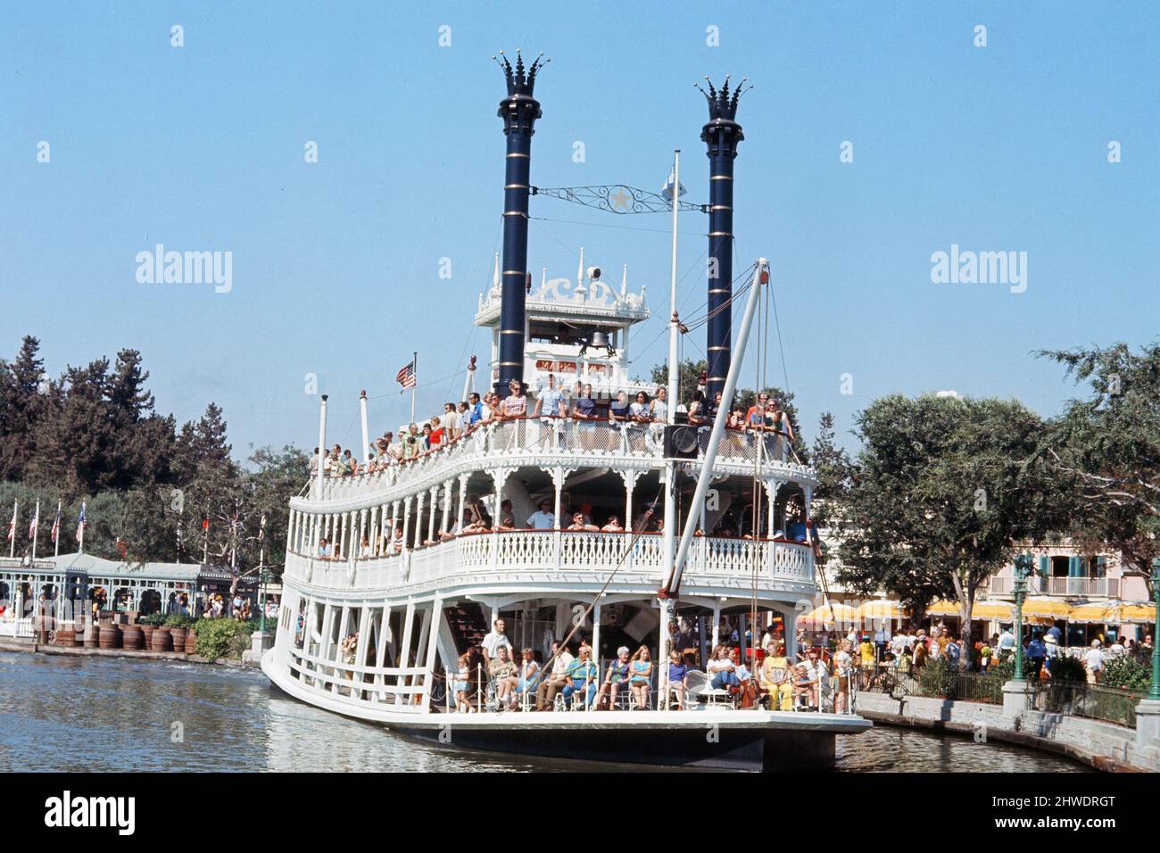 Scènes au parc à thème Disneyland à Anaheim, Californie, États-Unis. La foule à bord du bateau à aubes Mark Twain sur l'île Tom Sawyer. Juin 1970. Banque D'Images