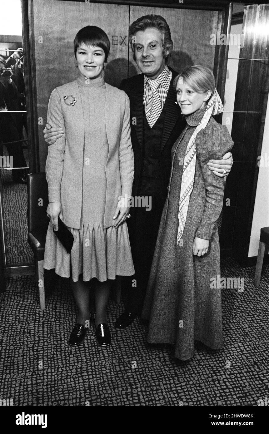 Le déjeuner du Variety Club au Savoy. Photo de gauche à droite : Glenda Jackson, Danny la rue et Polly James. Glenda Jackson a reçu le prix « BBC TV Personality » pour sa part dans la série « Not In Front of the Children ». Danny la rue a reçu le prix du Variety Club of Great Britain's Show Business Personality of 1969. Polly James a reçu le prix « l'artiste le plus prometteur » pour sa performance dans la comédie musicale « Anne of Green Gables ». 10th mars 1970. Banque D'Images