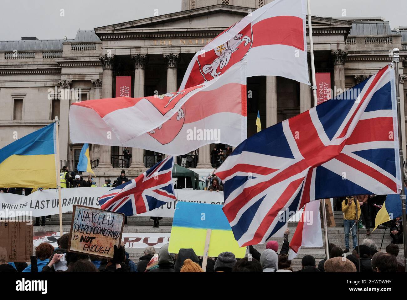 5th mars 2022, Londres, Royaume-Uni. Des ressortissants ukrainiens et des partisans pro-ukrainiens se rassemblent sur la place Trafalgar pour protester contre l'invasion et la guerre russes en Ukraine. Banque D'Images