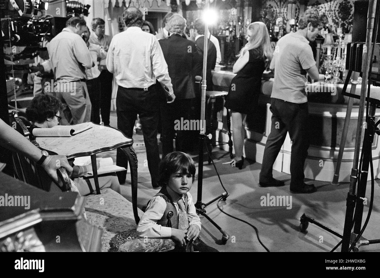 Roger Moore et Tony Curtis se battent les uns avec les autres sur l'ensemble des Persuaders! Aux Pinewood film Studios, Iver, Bucks. Roger joue un Seigneur anglais, qui rencontre Tony (jouant un millionnaire de Brooklyn brash) et dans cette séquence d'ouverture, ils ont un combat de course spectaculaire dans un restaurant. Geoffrey, le fils de Roger, âgé de 4 ans, regarde depuis le bord de l'appareil. 11th août 1970. Banque D'Images