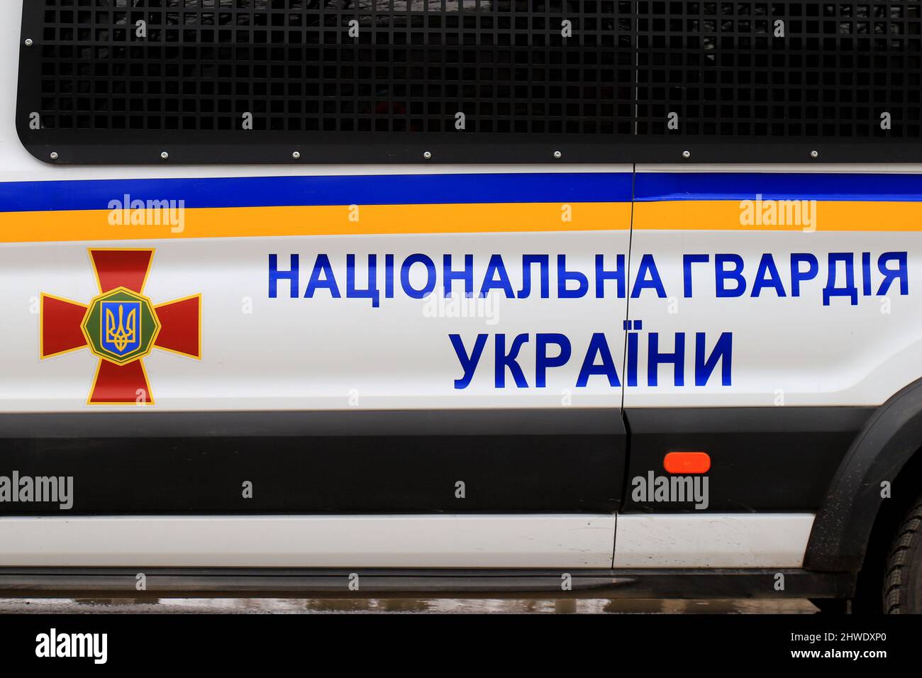 L'inscription en langue ukrainienne - Garde nationale d'Ukraine. Armoiries sur un véhicule spécialisé. Armée, police de l'Ukraine, forces armées. Dnipro, Banque D'Images