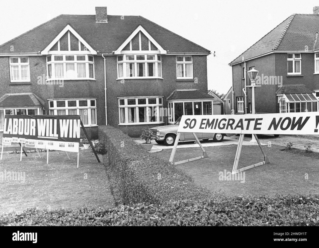 Élection générale du Royaume-Uni 1970. Des affiches de campagne à High Cross, Newport, pays de Galles, montrent un ensemble de voisins souffrant d'un vote séparé avant l'élection générale (18th), photo 16th juin 1970. Banque D'Images