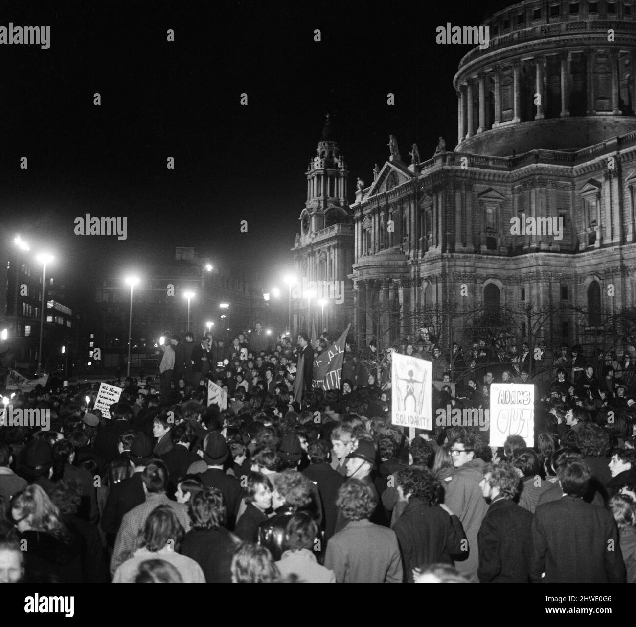 Les étudiants de la London School of Economics (LSE) et d'autres, défilant du siège des étudiants de Malet Street à la LSE. La marche est en protestation contre la fermeture de la LSE, à la suite d'émeutes quand sept portes de sécurité ont été déchirées à l'école. Il s'agit également d'une protestation contre l'action de la haute Cour contre treize personnes qui seraient des chefs de file des troubles à la LSE. 30th janvier 1969. Banque D'Images Les étudiants de la London School of Economics (LSE) et d'autres, défilant du siège des étudiants de Malet Street à la LSE. La marche est en protestation contre la fermeture de la LSE, à la suite d'émeutes quand sept portes de sécurité ont été déchirées à l'école. Il s'agit également d'une protestation contre l'action de la haute Cour contre treize personnes qui seraient des chefs de file des troubles à la LSE. 30th janvier 1969. Banque D'Images