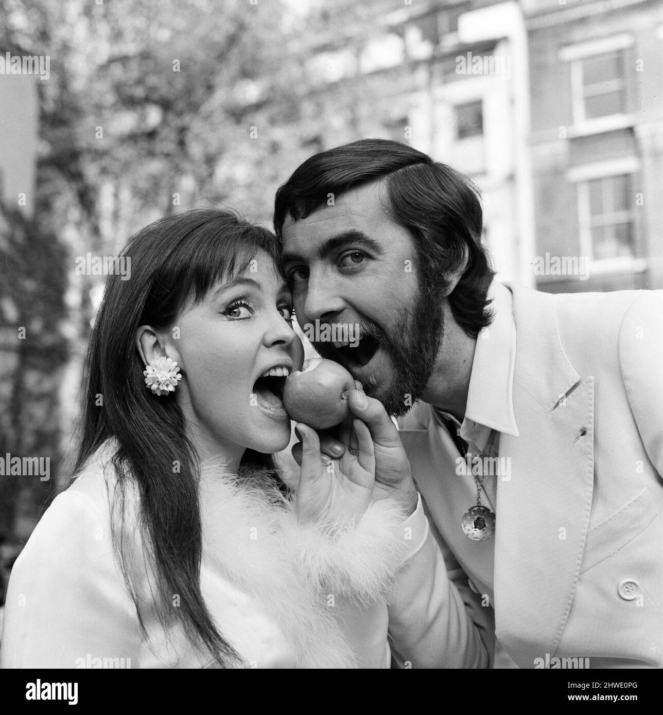 L'acteur John Alderton, qui joue le professeur d'école dans la série ITV 'Please Sir' a été aujourd'hui secrètement marié à l'actrice Pauline Collins. Ils se marient au bureau d'enregistrement de Chelsea. Mais ce soir ils arrivent au théâtre Apollo, comme Pauline est la star d'une pièce appelée "la bonne pomme". 22nd mai 1970. Banque D'Images