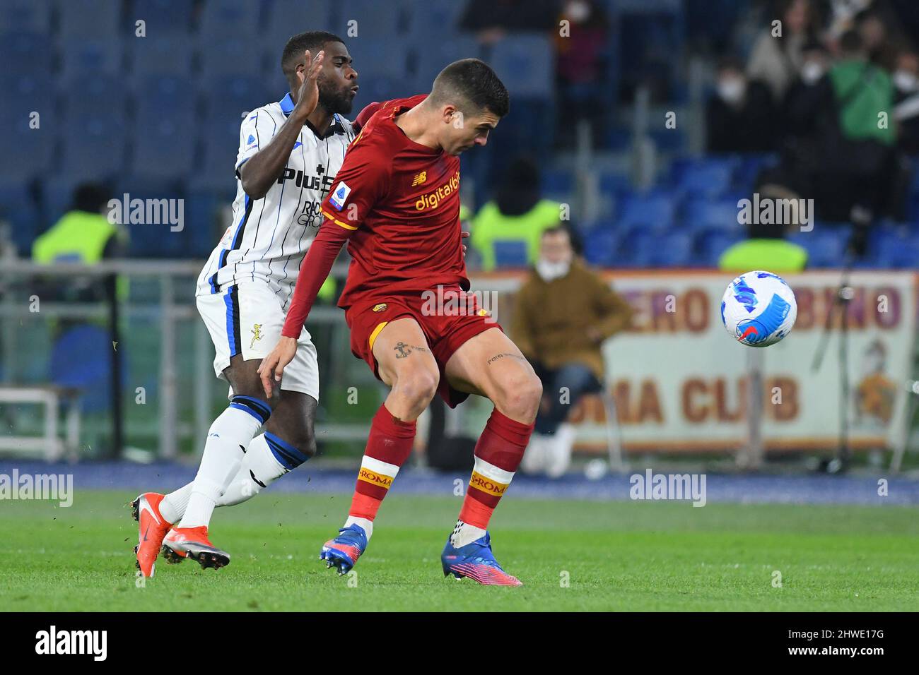 Rome, Italie. 05th mars 2022 ; Stade Olympique, Rome, Italie ; Serie A championnat de football, Roma contre Atalanta ; Jeremy Boga d'Atalanta et Gianluca Mancini d'AS Roma crédit: Action plus Sports Images/Alamy Live News Banque D'Images