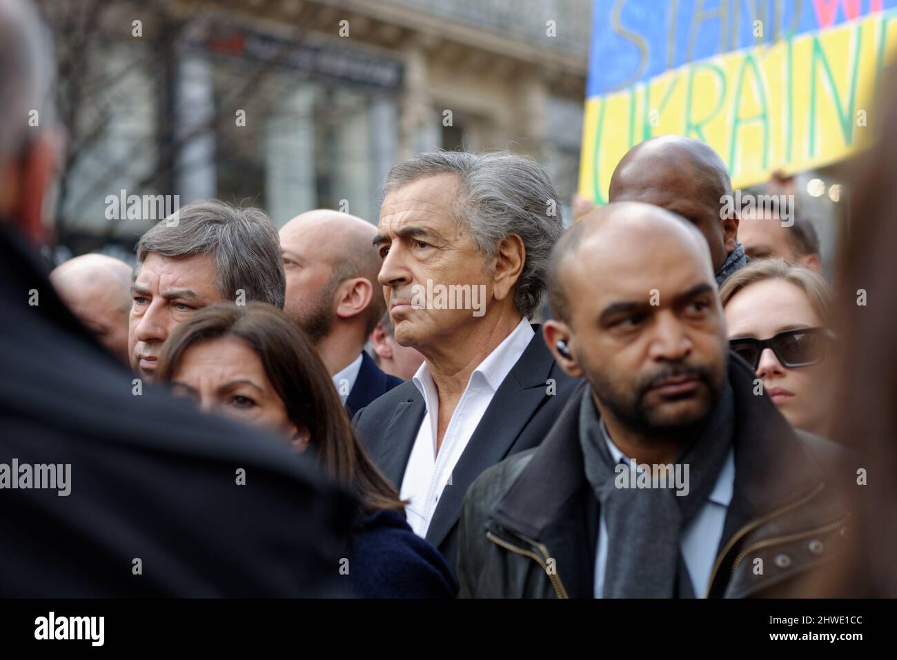 Grande mobilisation à Paris contre la guerre à Ukrain de nombreux politiciens de gauche et de droite étaient en cortège, y compris le maire de Paris Banque D'Images