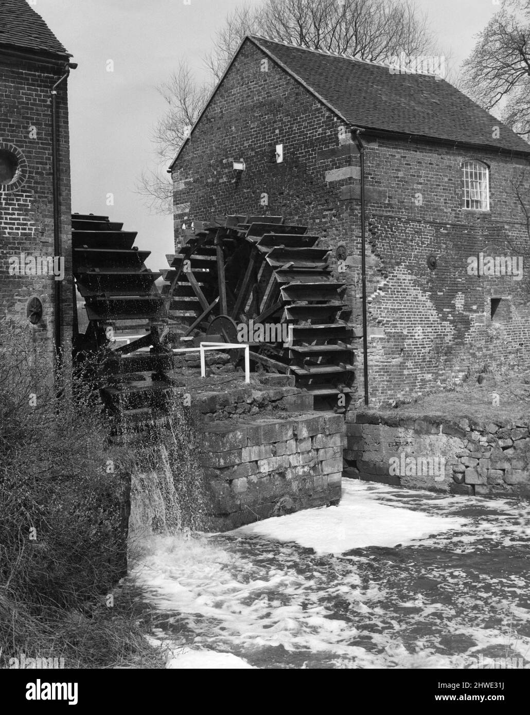 Le moulin à eau du 17th siècle près de Cheddleton dans le Staffordshire. Construit pour moudre le maïs, il est devenu plus tard un moulin à silex et est maintenant en cours de restauration comme un musée en activité. 1970 Banque D'Images
