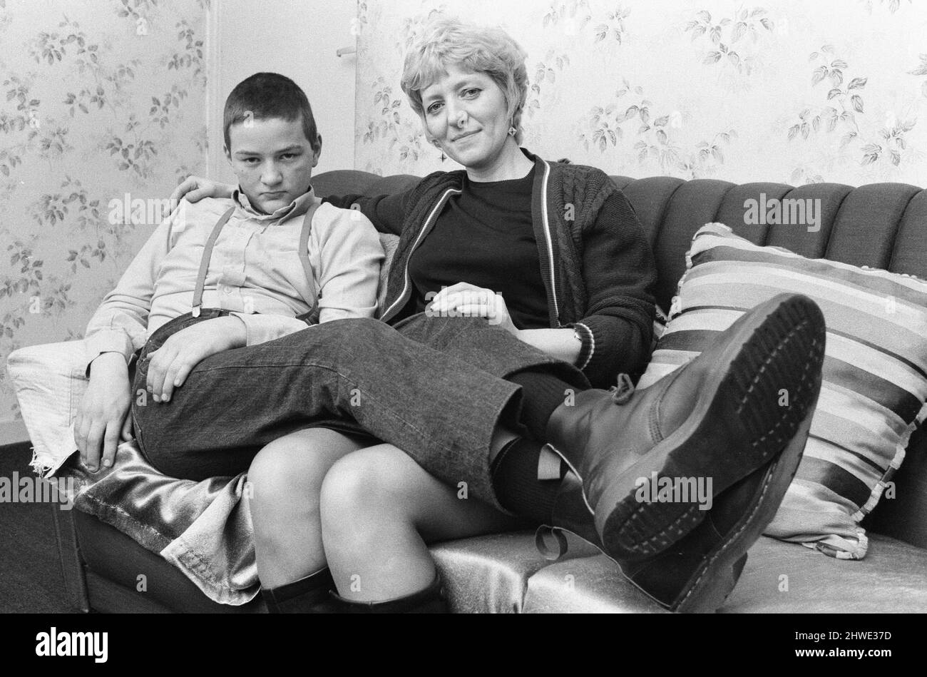 Chris Harward, skinhead âgé de quinze ans, pose chez lui avec sa mère Joan dans leur appartement à Streatham, dans le sud de Londres. 10th avril 1970. Banque D'Images