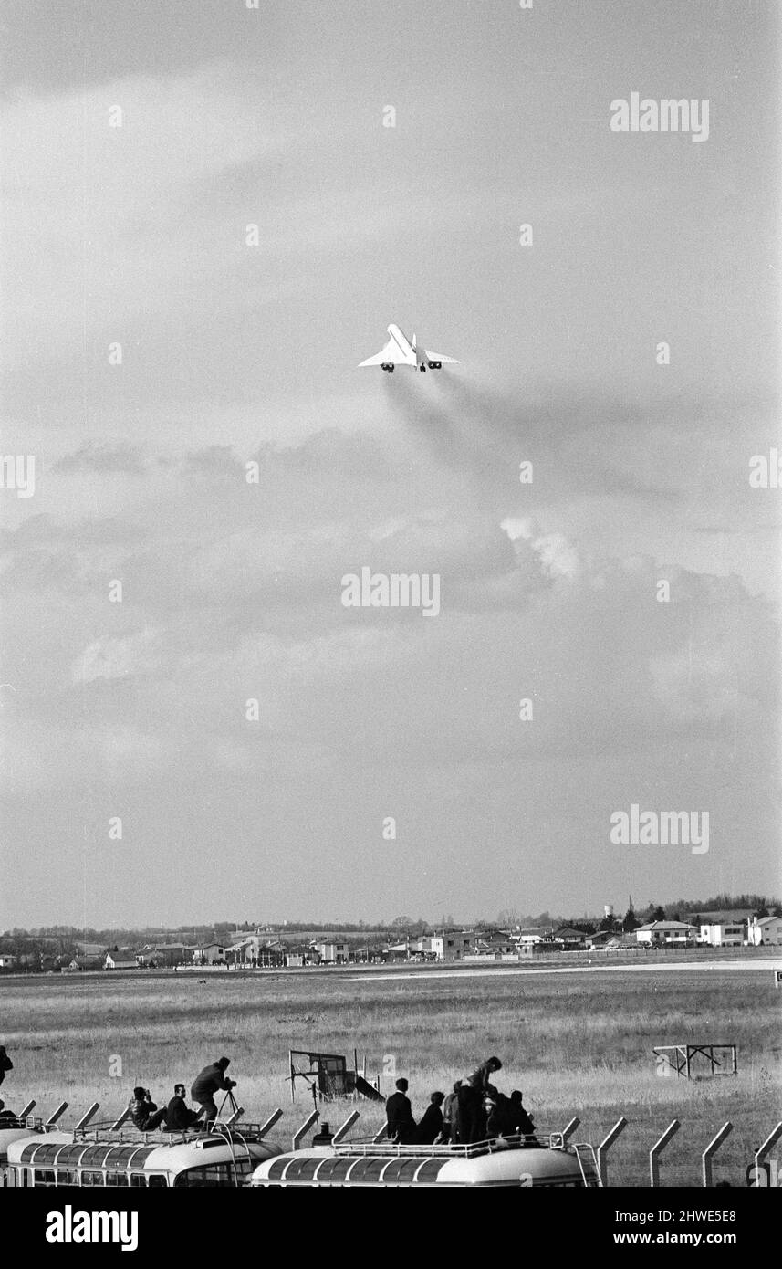 Concorde prototype 001 vole pour la première fois à l'aéroport de Toulouse, France, dimanche 2nd mars 1969. Vol inaugural avec le pilote d'essai Andre Turcat aux commandes, qui a fait voler l'appareil à 10 000ft vitesses jusqu'à 300 mph pendant un vol de 28 minutes. Nos Picture shows ... soulevez pour Concorde. Banque D'Images