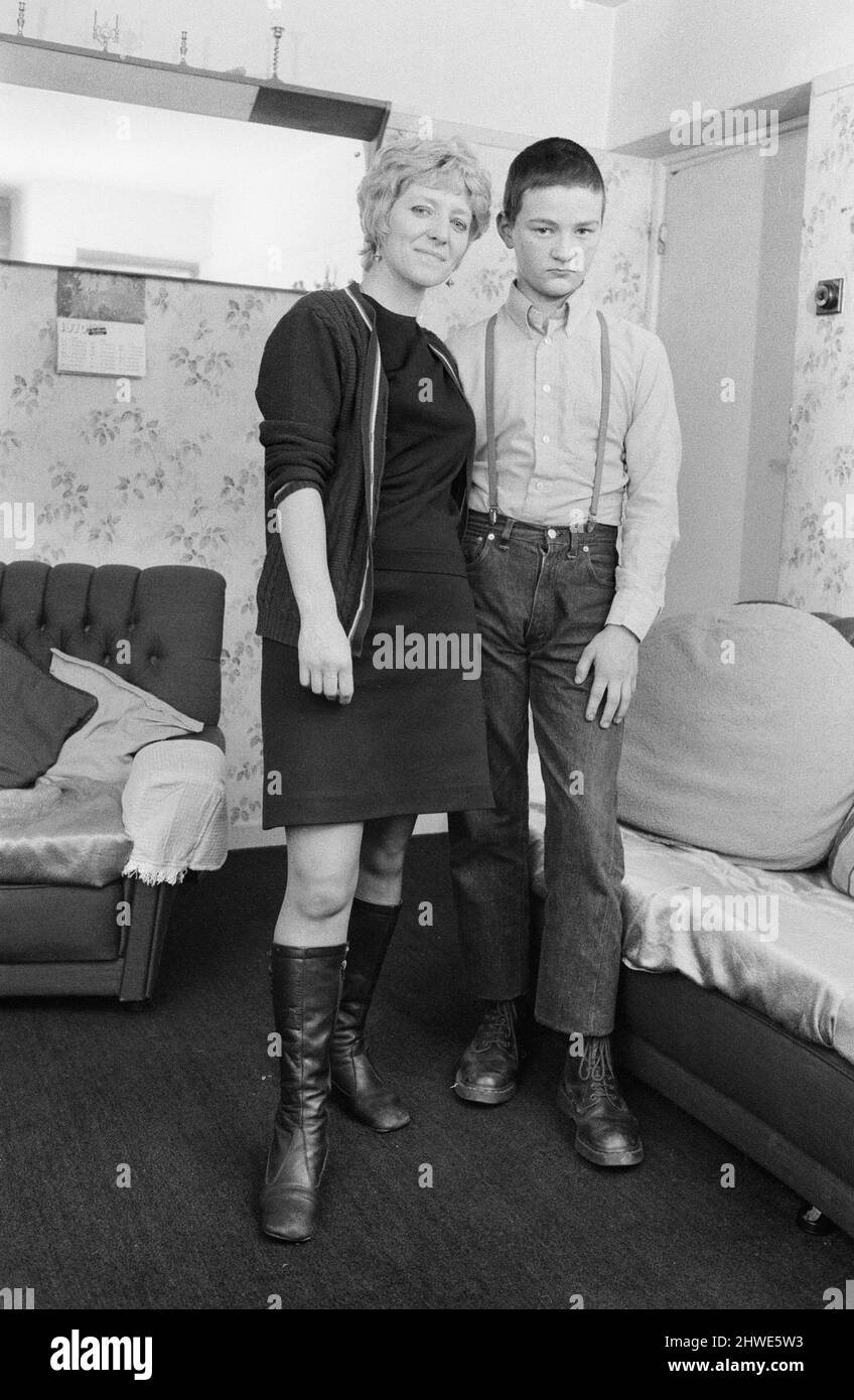 Chris Harward, skinhead âgé de quinze ans, pose chez lui avec sa mère Joan dans leur appartement à Streatham, dans le sud de Londres. 10th avril 1970. Banque D'Images