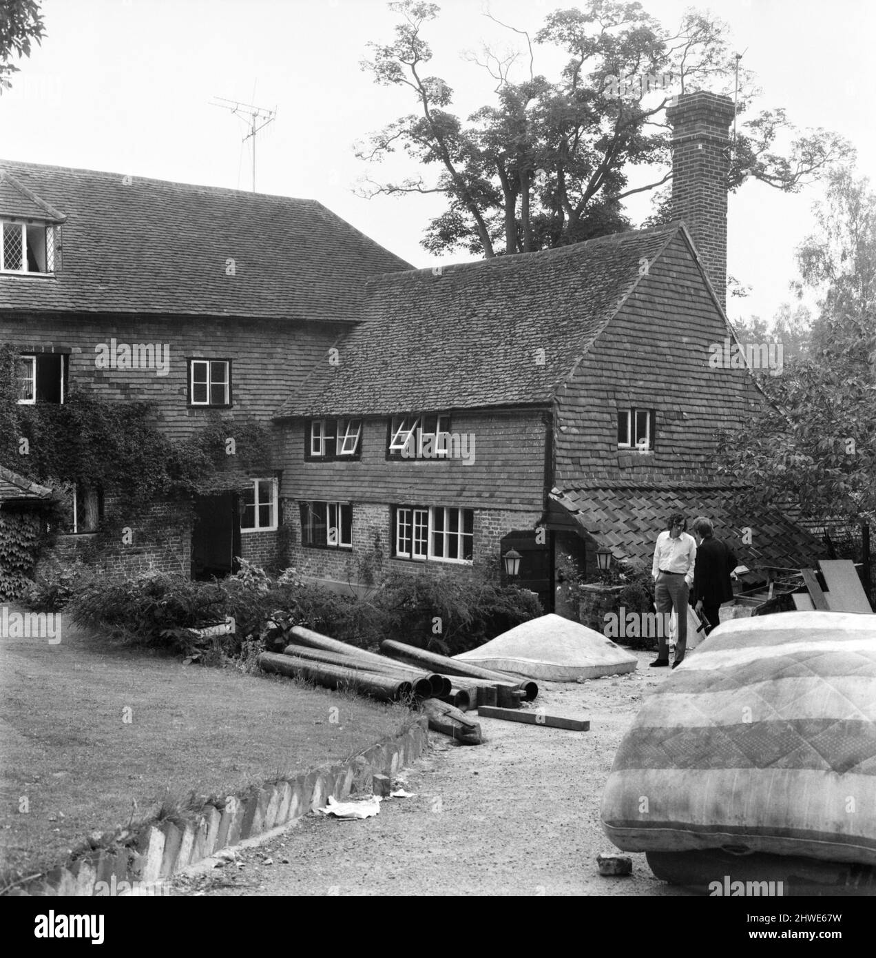 Rolling Stones : mort de Brian Jones. Tom Keylock, gofer à pierres, à l'extérieur de la ferme de Cotchford, à Hartfield, Sussex, parle à un photographe. 3 juillet 1969 Banque D'Images