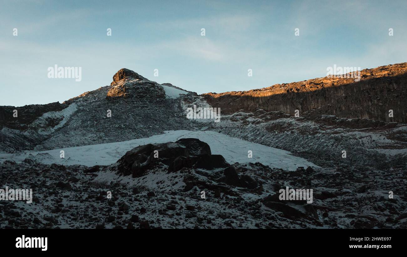Journée d'oiseau bleu sur le glacier sommet de la montagne paysage en Colombie - ensoleillé et neigeux Banque D'Images