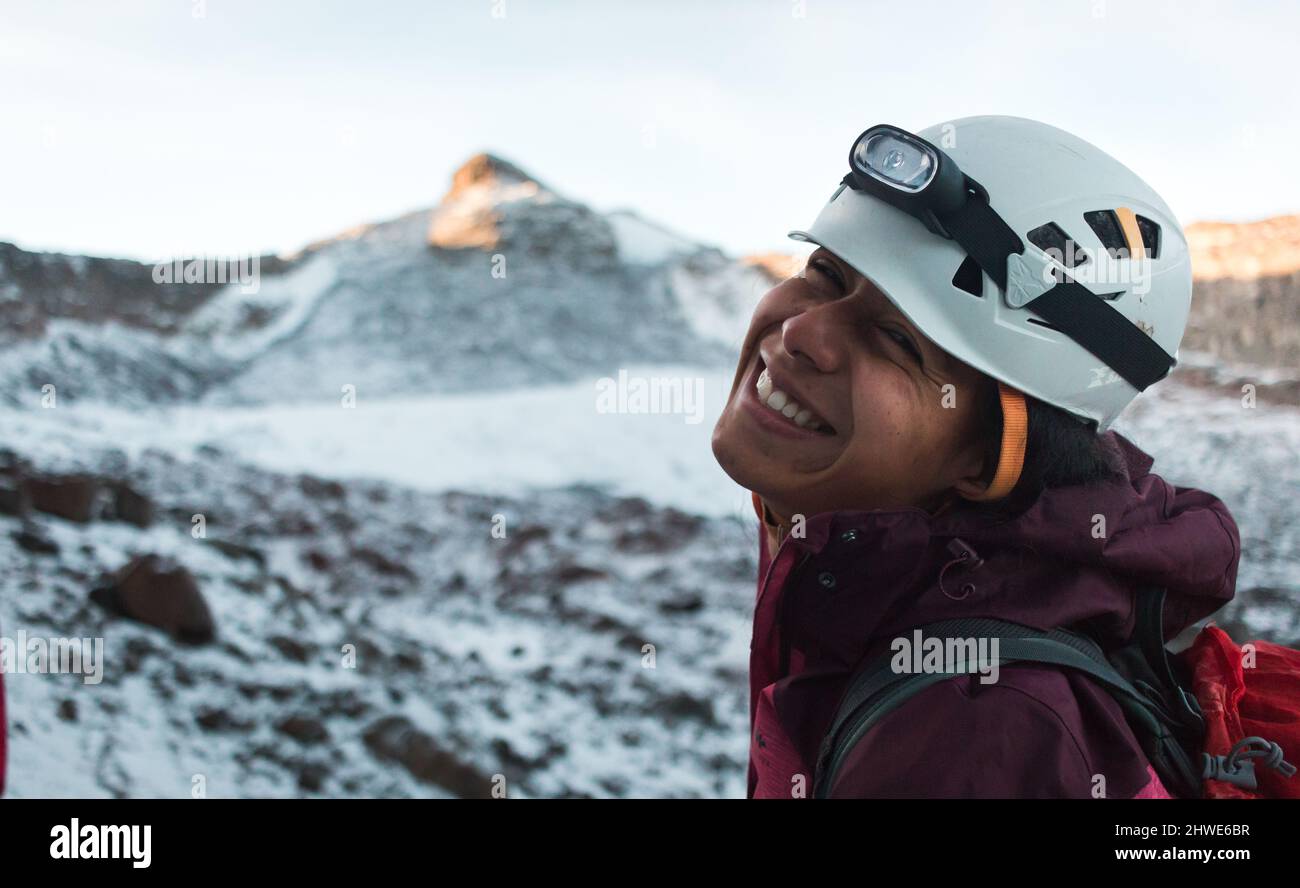 Gros plan portrait d'une jeune femme sombre et belle en alpinisme Banque D'Images