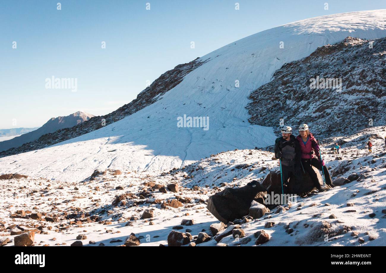 Deux personnes alpinisme dans un écosystème alpin sur un glacier enneigé Banque D'Images