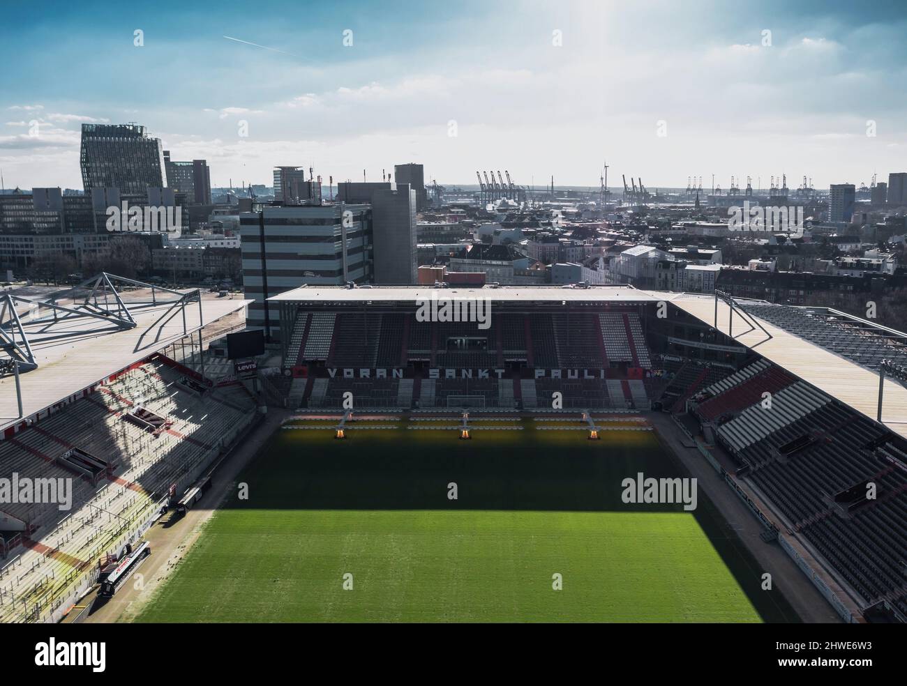 Hambourg, Allemagne - mars 2022 : vue aérienne du printemps sur Heiligengeistfeld et Millerntor-Stadion, stade du club de football FC St. Pauli Banque D'Images