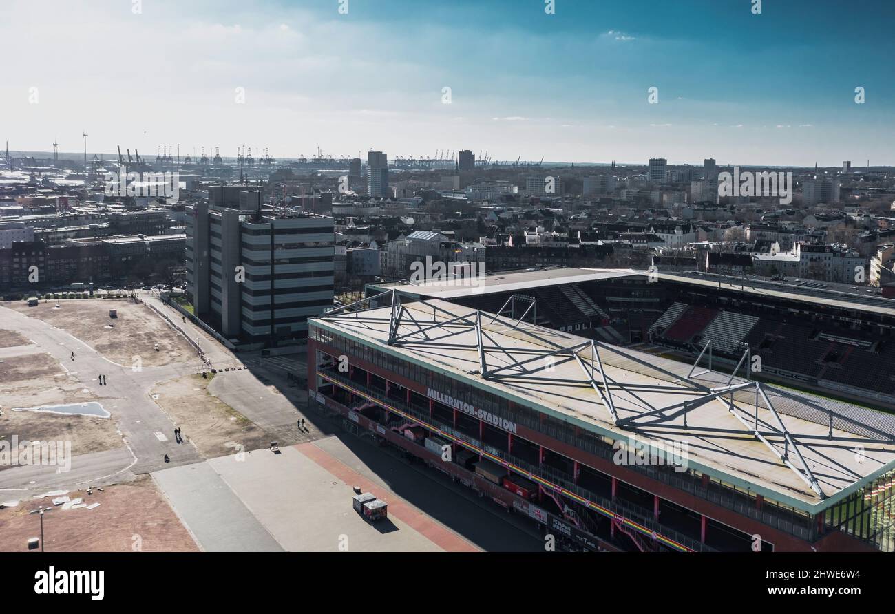 Hambourg, Allemagne - mars 2022 : vue aérienne du printemps sur Heiligengeistfeld et Millerntor-Stadion, stade du club de football FC St. Pauli Banque D'Images