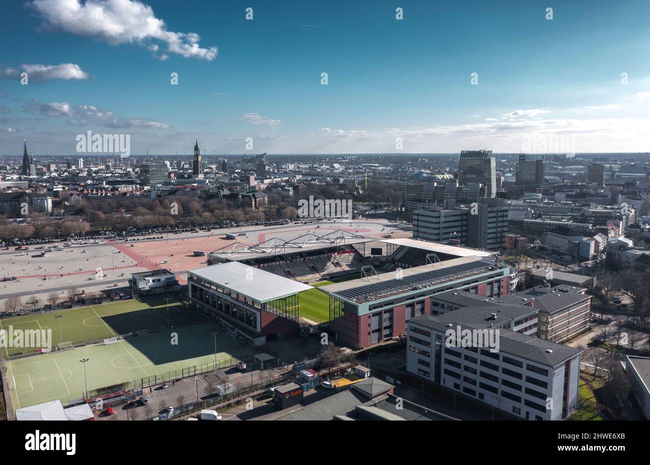 Hambourg, Allemagne - mars 2022 : vue aérienne du printemps sur Heiligengeistfeld et Millerntor-Stadion, stade du club de football FC St. Pauli Banque D'Images