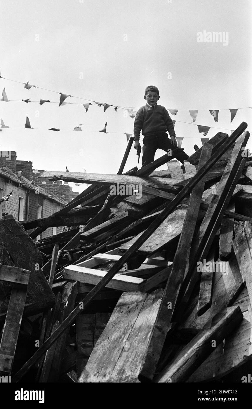 Fête de rue dans Balkan Street, Belfast. La fête a été organisée après que la rue ait été frappée par une émeute il y a juste une semaine après que les combats ont éclaté après que l'armée a découvert une cache d'armes dans la route. Le parti était organisé pour les enfants qui devaient rester dans leur foyer à cause d'un couvre-feu imposé pendant les émeutes. 12th juillet 1970. Banque D'Images