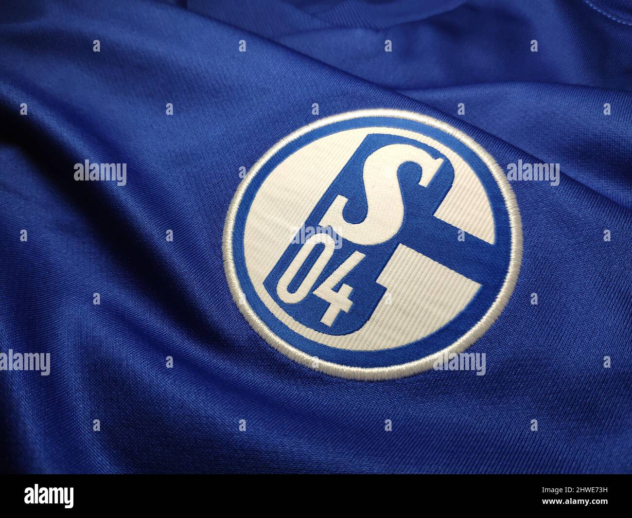 FC Schalke 04 emblème Gelsenkirchen sur fond bleu jersey de la maison Banque D'Images