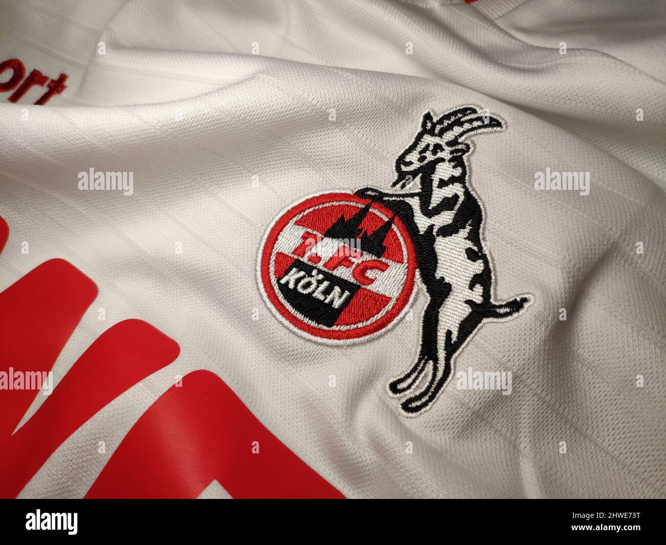 Cologne, Allemagne - janvier 2022 : 1. Emblème FC Köln sur fond en jersey blanc Banque D'Images