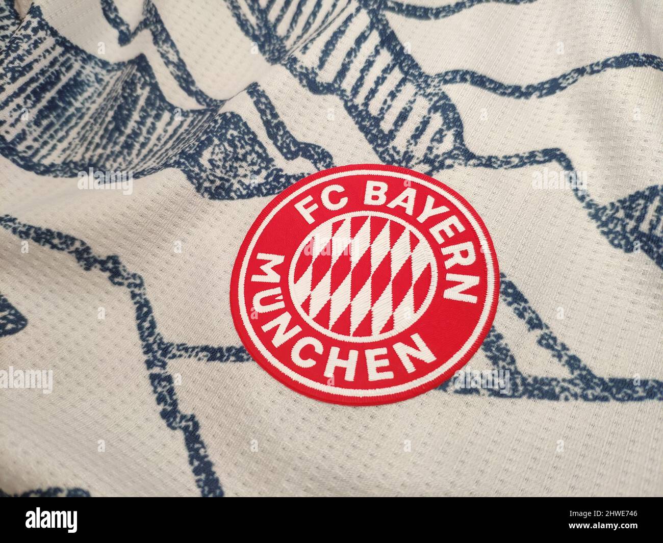 Logo FC Bayern München (Munich) sur fond de jersey rouge et blanc Banque D'Images