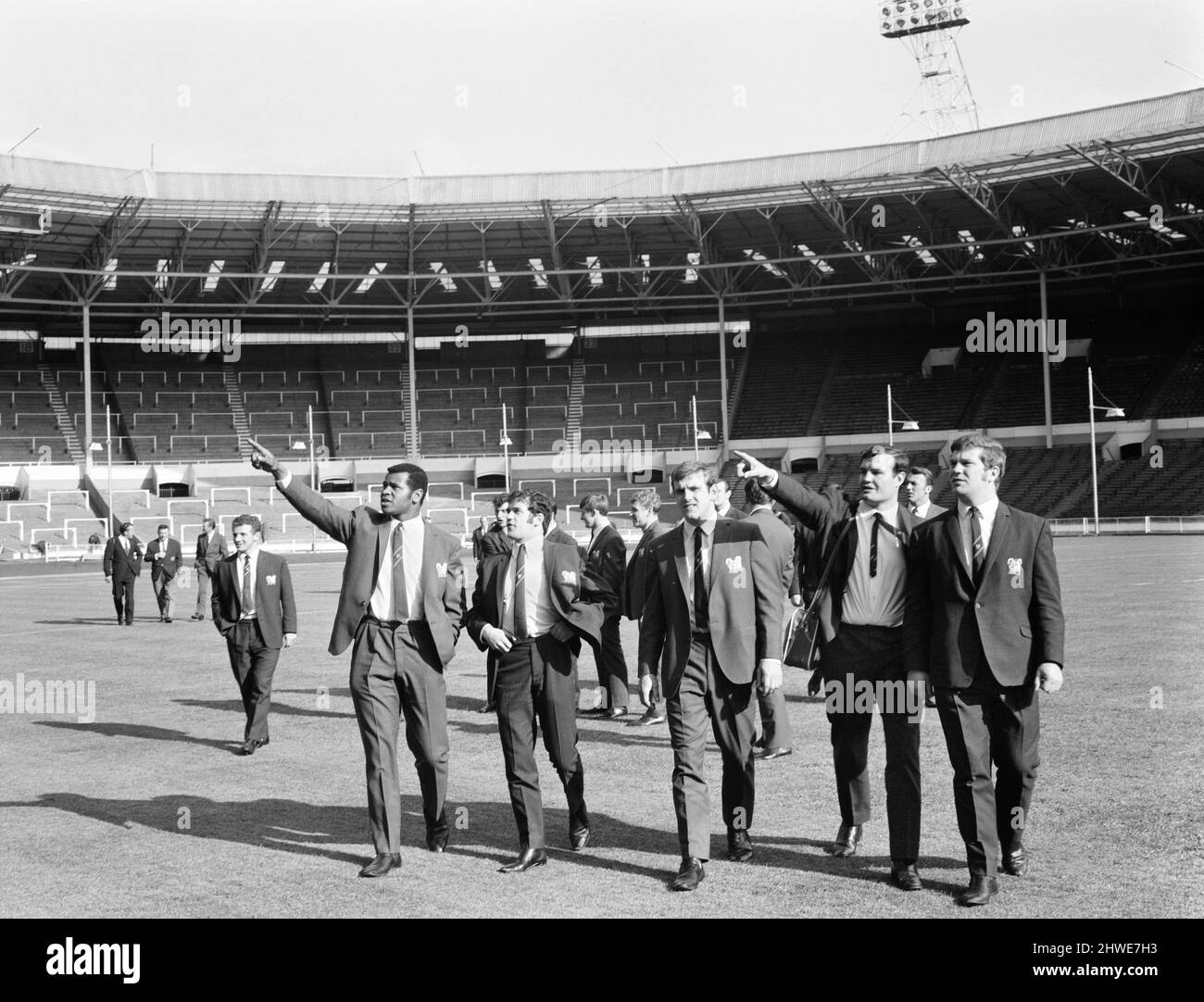 Les membres de l'équipe de rugby de Salford Red Devils inspectent le terrain au stade Wembley avant leur match de finale de la coupe du défi contre Castleford. Sur la photo à gauche à l'avant sont le couple gallois Colin Dixon (à gauche) aux côtés de David Watkins . 15th mai 1969. Banque D'Images