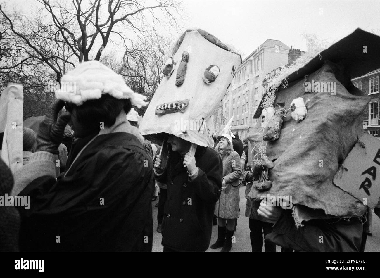 Les élèves de la London School of Ecomonics (LSE) retournent à des conférences dans un style intraitable, mais festif. Ils se sont assemblés à Lincoln's Inn pour descendre Kingsway jusqu'à la LSE. À la tête de la colonne se trouvaient un groupe de «juges» d'étudiant gaigé et gaid portant une effigie du Dr Adams. D'autres étudiants ont marché dans des chaînes de papier, des sifflets, etc. 19th février 1969. Banque D'Images