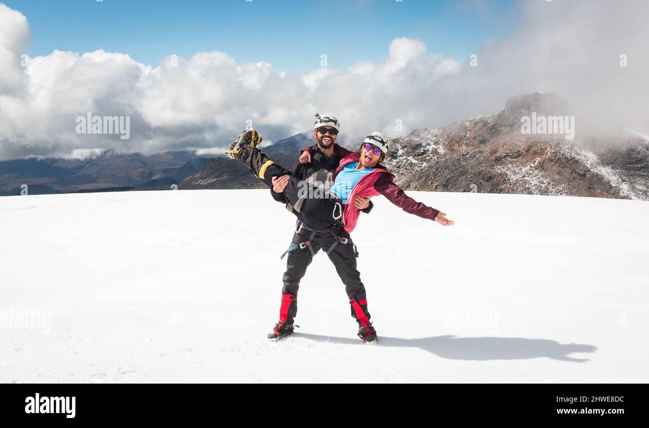 Couple appréciant le sommet enneigé du glacier ensemble, tous équipés, évidemment amoureux Banque D'Images