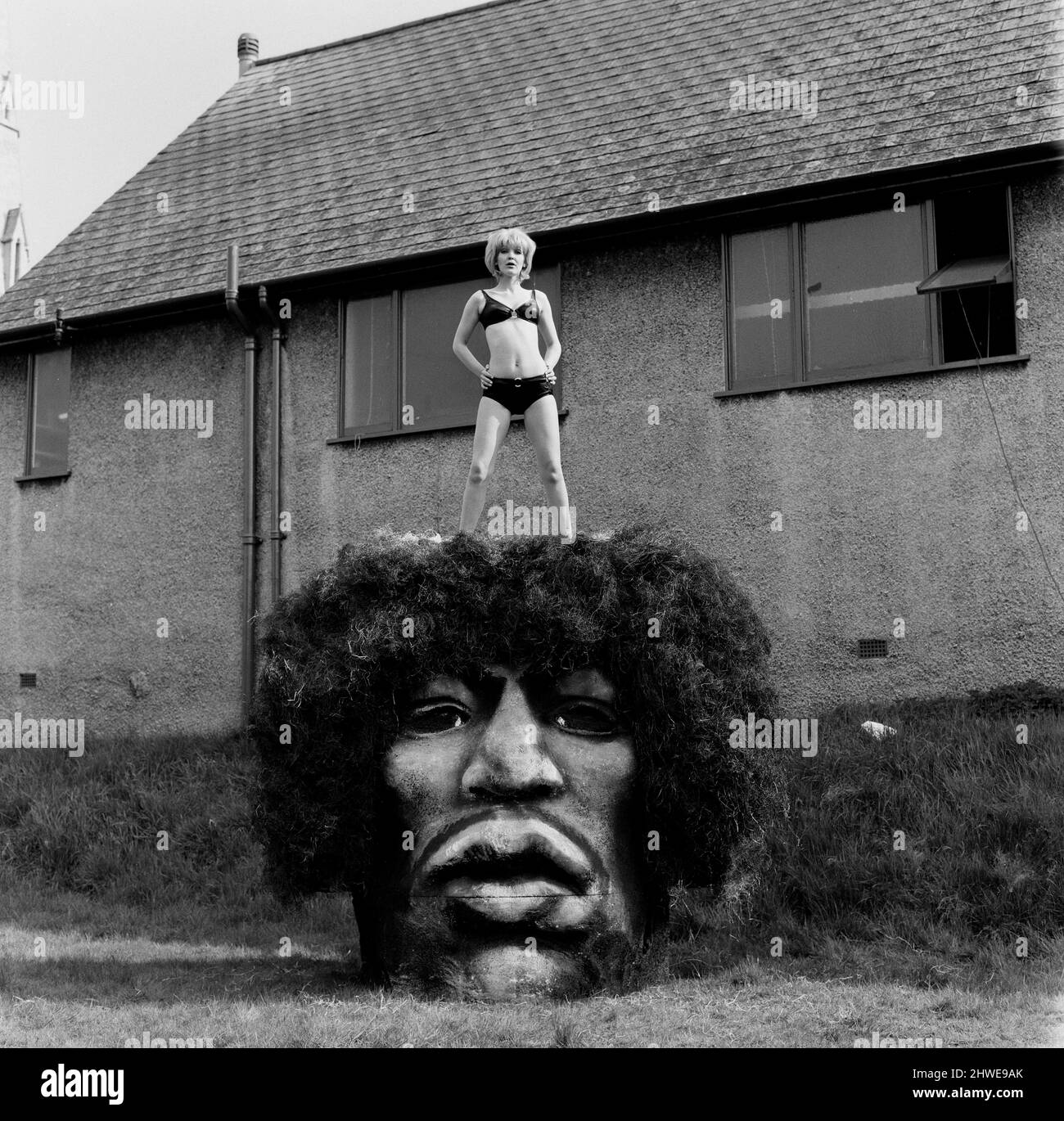 Jimi Hendrix modèle Head.Picture montre Caroline Brown l'ouverture d'un nouveau Jonathan King produit BBC 1 programme de télévision appelé "tout ce qui prochain" . Le spectacle présente une tête géante de Jimi Hendrix, faite par le designer Bill Mather, et est en polystyrène expansé. Photo prise le 1st mai 1969 Banque D'Images