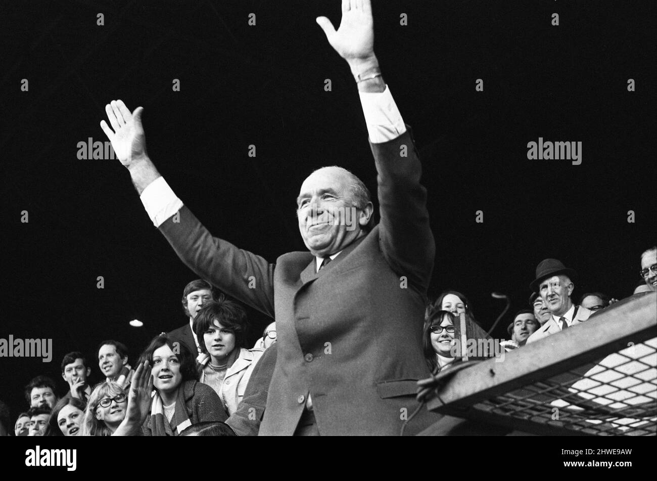 Manchester United 3-2 Leicester City, Division One Match à Old Trafford, samedi 17th mai 1969. Il s'agit du dernier match en charge du chef d'équipe Sir Matt Busby qui prendra le poste de directeur général la saison prochaine. Notre photo montre ... Matt Busby reconnaît les encouragements et les bons voeux des fans et des supporters à la fin du match. Banque D'Images