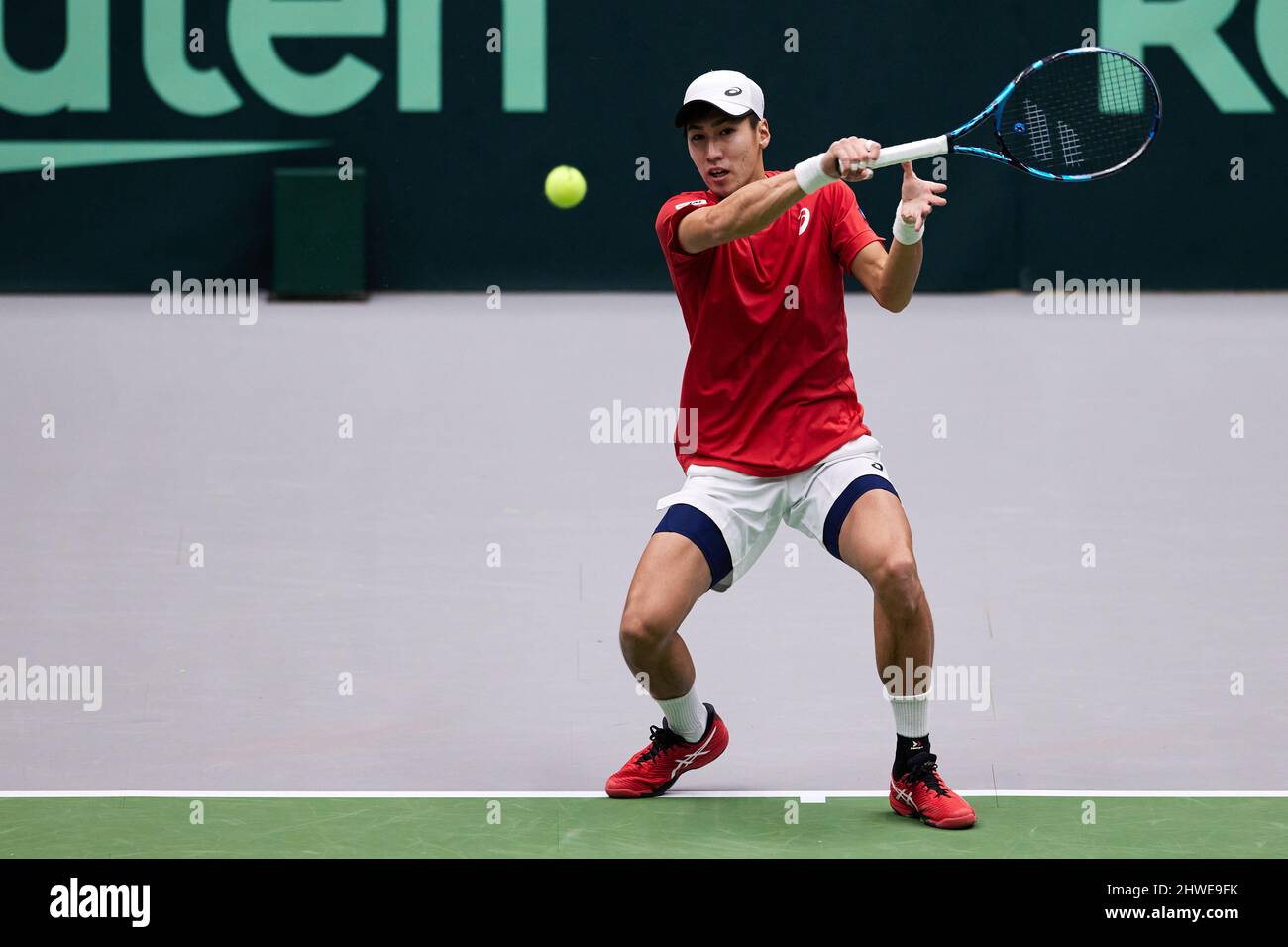 HELSINGBORG 20220305 le Japon Yosuke Watanuki en action lors de ce match unique contre la Suède Elias Ymer pendant le qualificat pour les séries de la coupe Davis entre la Suède et le Japon à Helsingborg Arena samedi 5 mars 2022. Photo Anders Bjuro / TT Kod 11830 Banque D'Images