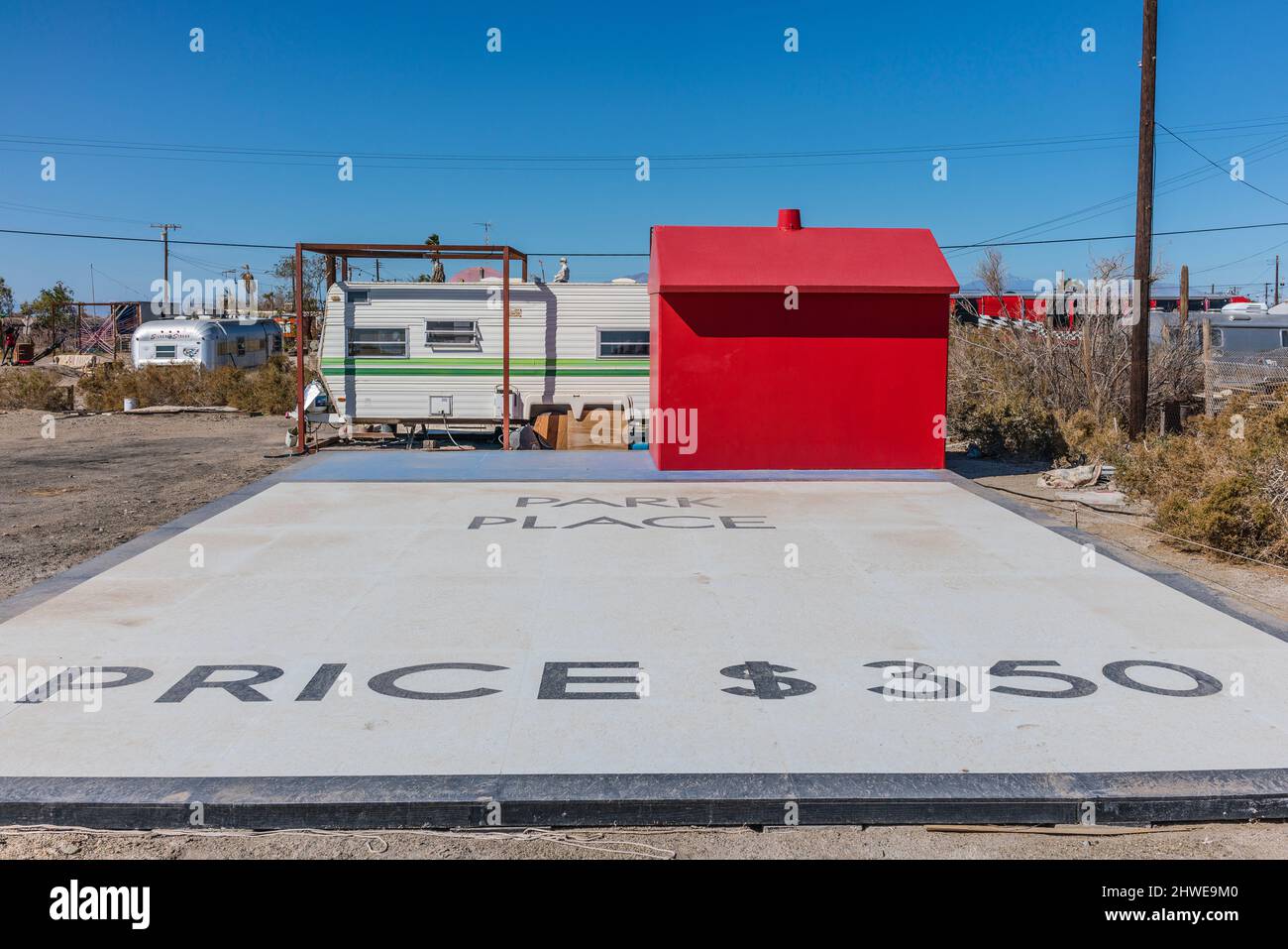 Un hôtel de monopole grandeur nature sur un bloc de béton avec « Park place » peint sur le bloc de Bombay Beach, en Californie. Banque D'Images