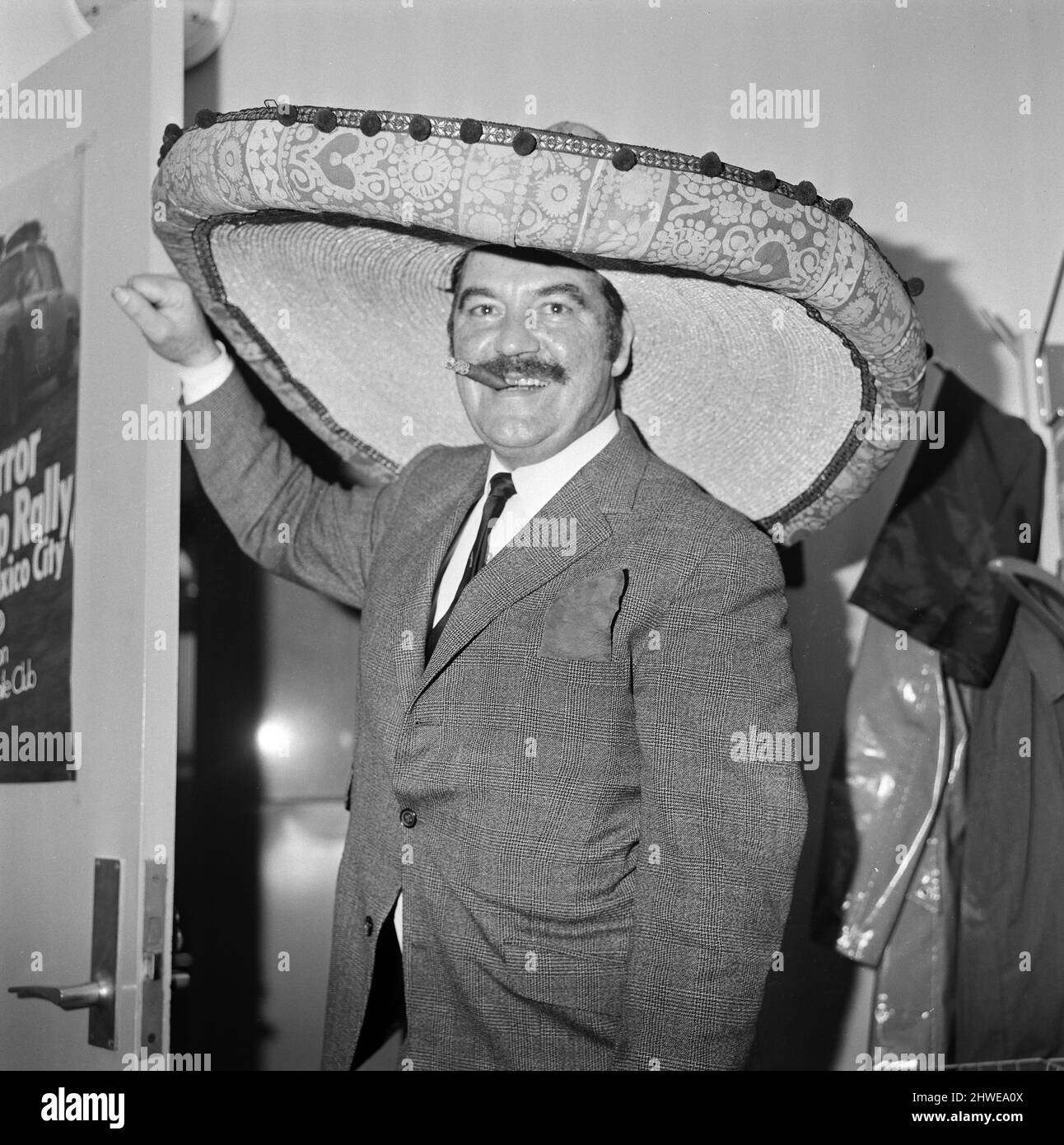 Rallye 1970 de la coupe du monde de Londres à Mexico. Le rallye automobile a débuté au stade Wembley à Londres le 19 avril 1970 et s'est terminé à Mexico le 27 mai 1970, sur une distance d'environ 16 000 kilomètres. En photo, le correspondant Patrick Mennem, le jour Mirror Mooring, 18th avril 1970. Banque D'Images