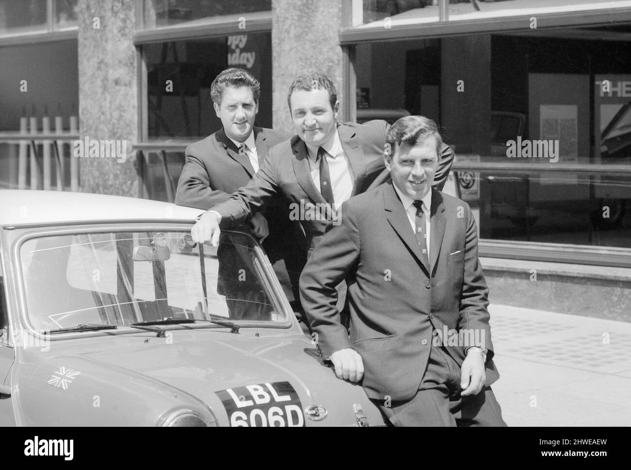 British Leyland dévoile l'équipe de rallye qu'ils entrent pour le Daily Mirror World Cup Rally . Leurs pilotes sont Abdraw Cowan, originaire d'Écosse, Paddy Hopkirk, originaire d'Irlande, et Brian Culcheth, originaire de Londres, photographiés à l'extérieur de British Leyland, à Berkeley Square, Londres, le 1969 juillet. Banque D'Images