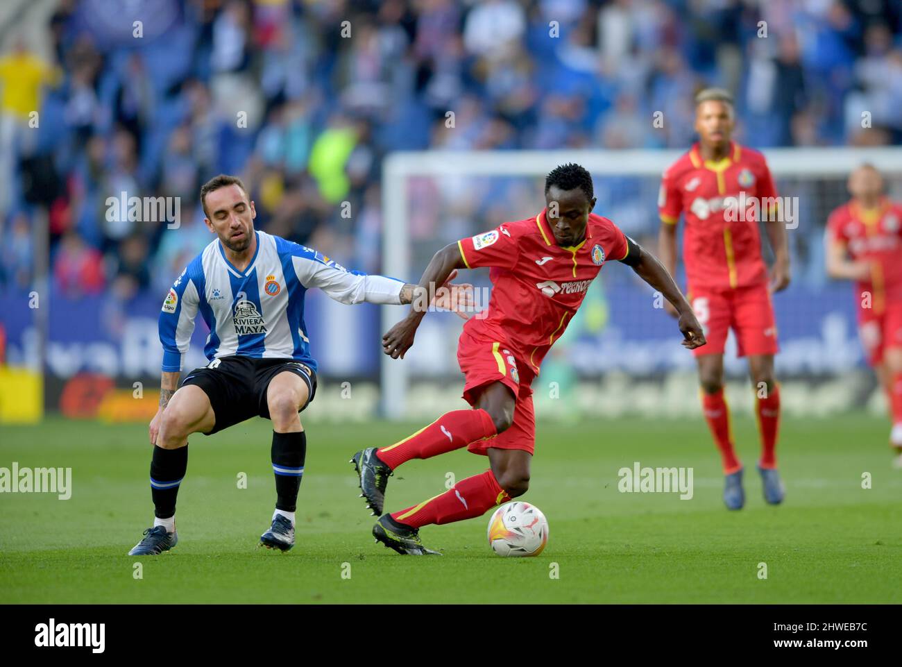 Barcelone,Espagne.5 mars,2022. Sergi Darder (10) du RCD Espanyol rivalise avec Djene (2) de Getafe CF pendant le match espagnol de la Liga entre le RCD Espanyol et Getafe CF au stade RCDE. Crédit : rosdemora/Alay Live News Banque D'Images