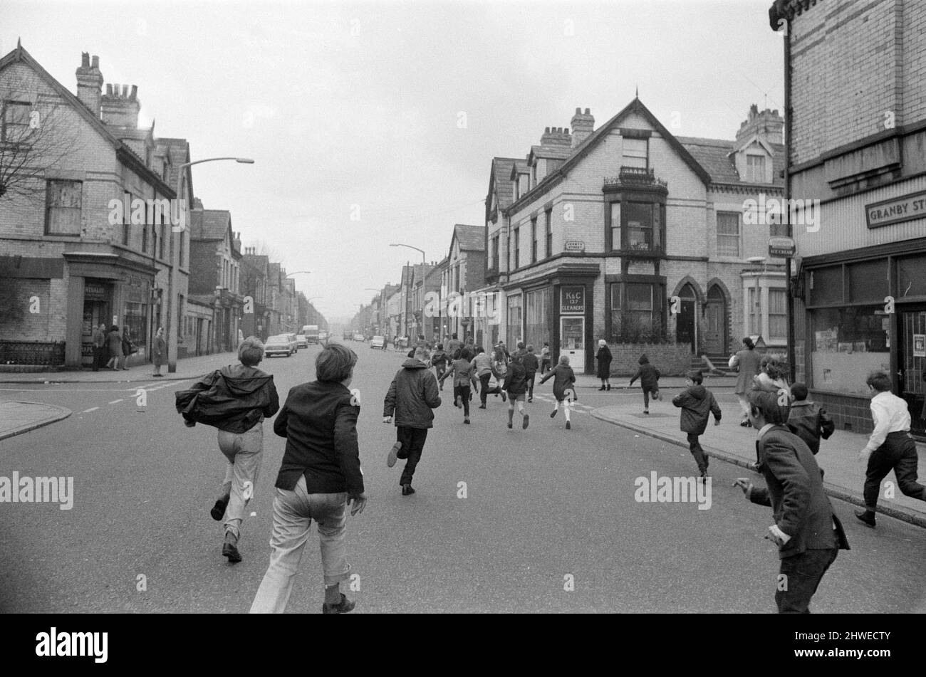 Le comédien Ken Dodd ouvre des appartements à Ducie Street et Beaconsfield Street, Toxteth, Liverpool. Deux maisons, une dans chaque rue, ont été converties en appartements sous la direction d'une équipe d'experts en logement et en planification. Ken est chassé par les fans comme il est allé de la rue Ducie à la rue Beaconsfield pour voir les nouvelles maisons converties en appartements. 7th avril 1970. Banque D'Images