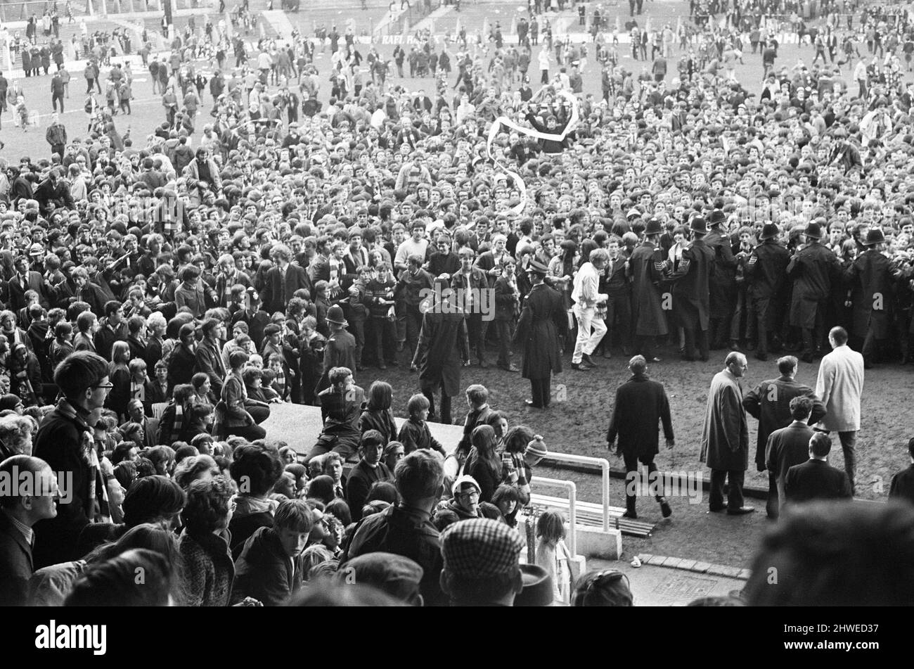 Manchester United 3-2 Leicester City, Division One Match à Old Trafford, samedi 17th mai 1969. Il s'agit du dernier match en charge du chef d'équipe Sir Matt Busby qui prendra le poste de directeur général la saison prochaine. Notre image montre ... les scènes de foule à la fin du match que les fans envahissent le terrain pour voir Matt Busby pour la dernière fois que Manchester United Manager, l'encourager et lui souhaiter bien. Banque D'Images