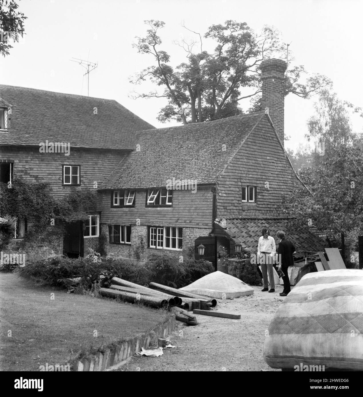 Rolling Stones : mort de Brian Jones. Tom Keylock, gofer à pierres, à l'extérieur de la ferme de Cotchford, à Hartfield, Sussex, parle à un photographe. 3 juillet 1969 Banque D'Images