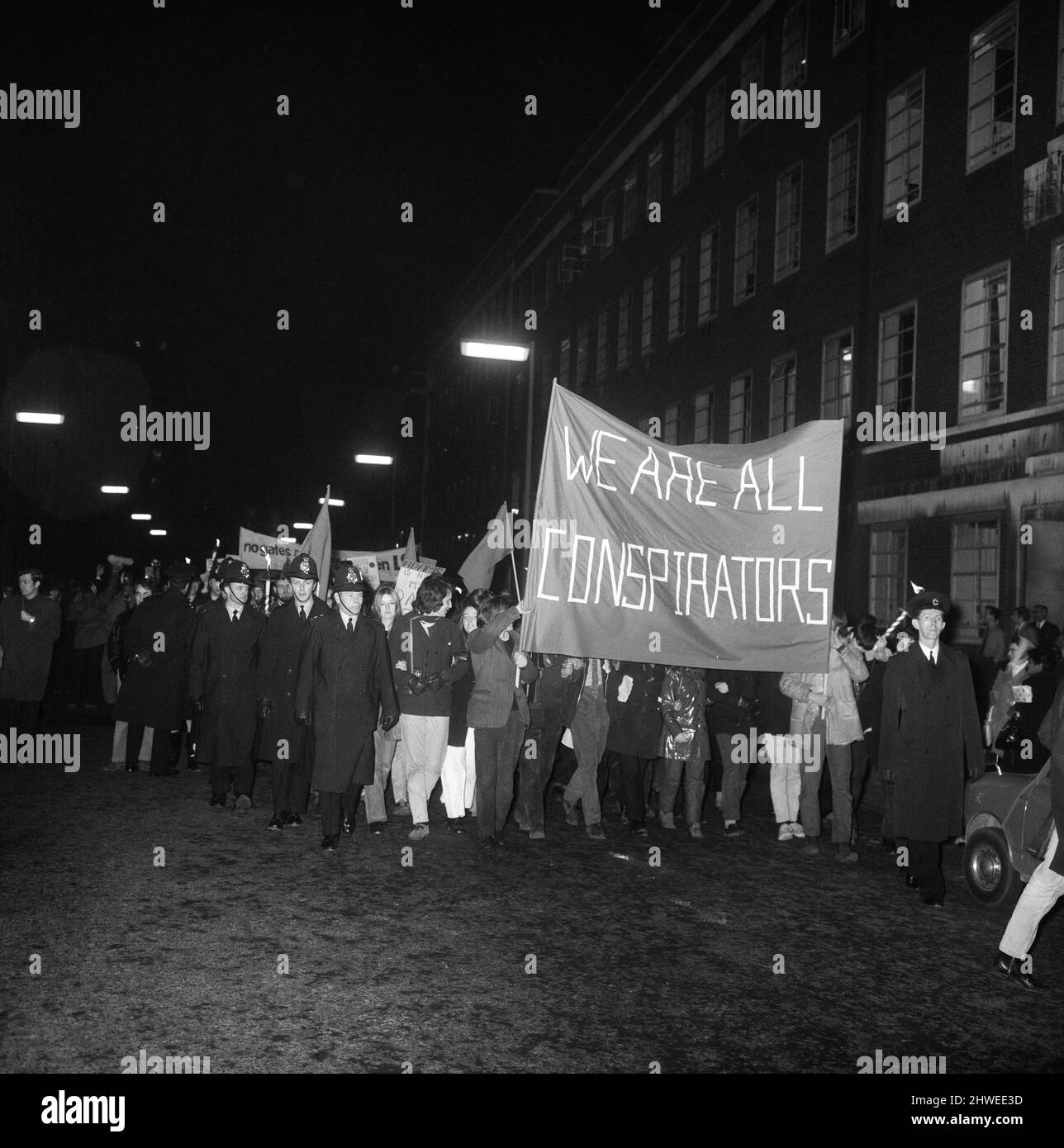 Les étudiants de la London School of Economics (LSE) et d'autres, défilant du siège des étudiants de Malet Street à la LSE. La marche est en protestation contre la fermeture de la LSE, à la suite d'émeutes quand sept portes de sécurité ont été déchirées à l'école. Il s'agit également d'une protestation contre l'action de la haute Cour contre treize personnes qui seraient des chefs de file des troubles à la LSE. 30th janvier 1969. Banque D'Images Les étudiants de la London School of Economics (LSE) et d'autres, défilant du siège des étudiants de Malet Street à la LSE. La marche est en protestation contre la fermeture de la LSE, à la suite d'émeutes quand sept portes de sécurité ont été déchirées à l'école. Il s'agit également d'une protestation contre l'action de la haute Cour contre treize personnes qui seraient des chefs de file des troubles à la LSE. 30th janvier 1969. Banque D'Images
