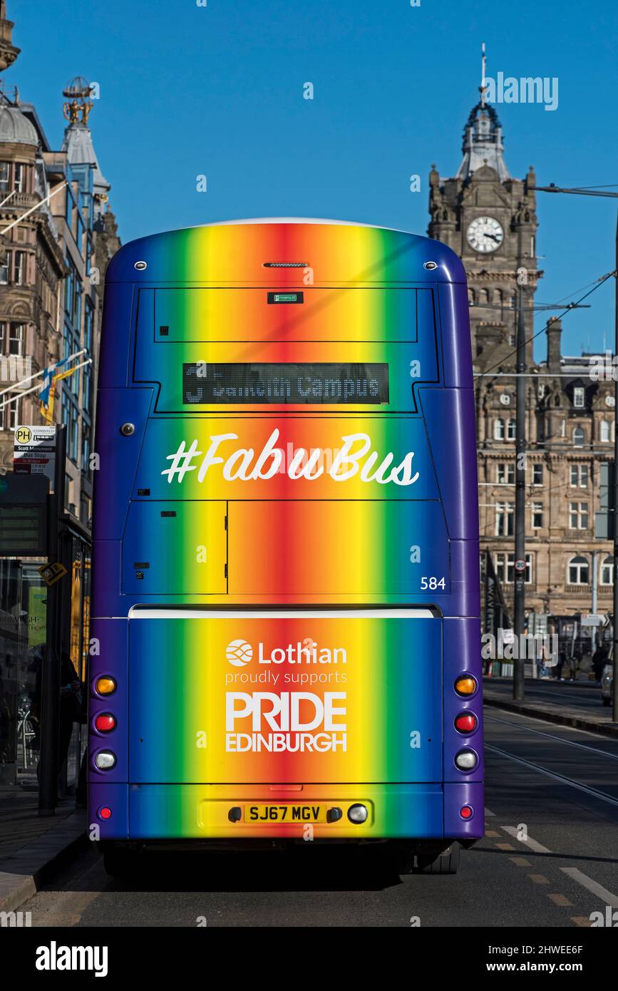 Back end of Lothian bus Edinburgh Pride bus ion Princes Street, Edinburgh, Écosse, Royaume-Uni. Banque D'Images