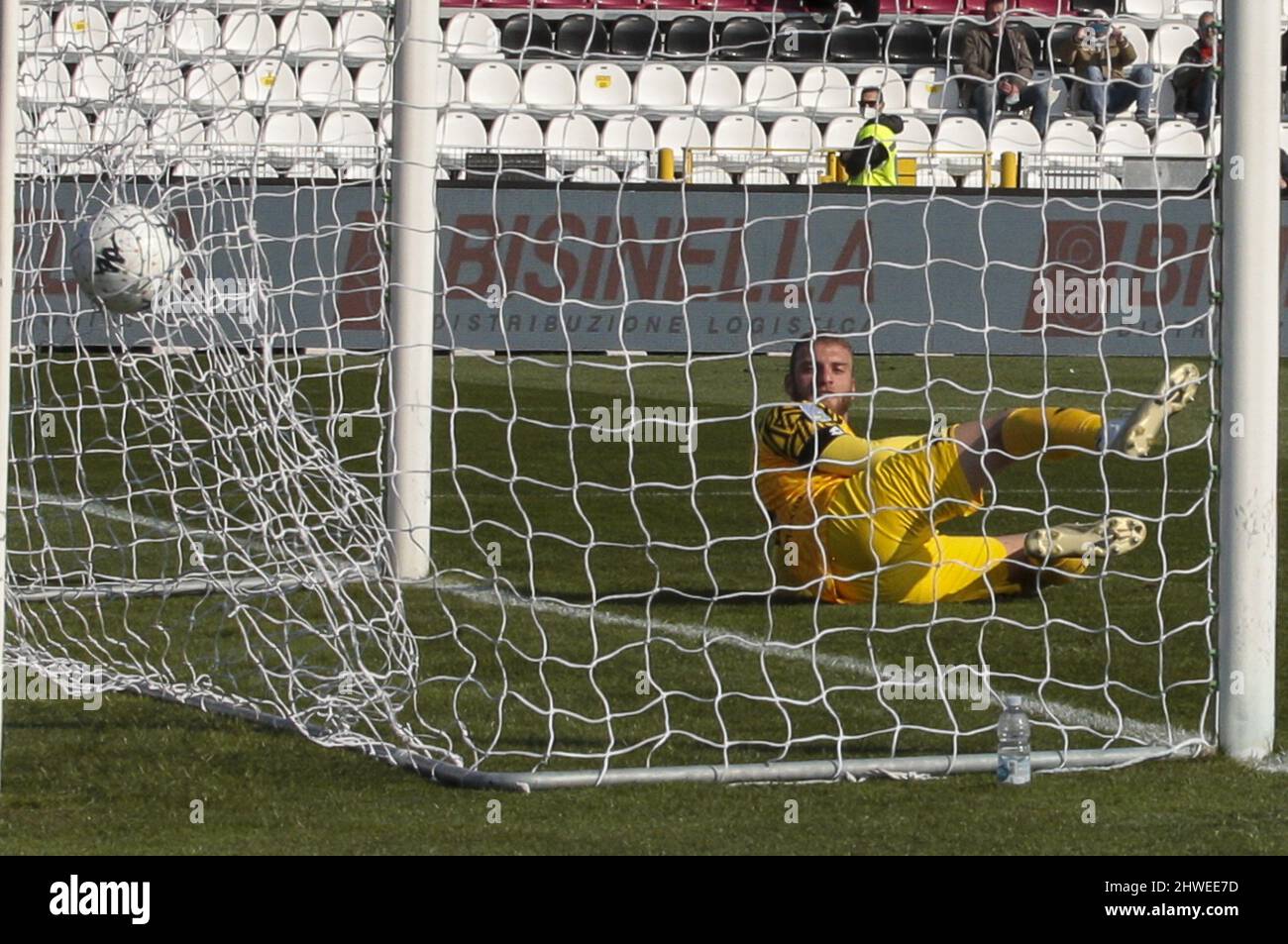 Cittadella (PD), Italia, 05 Marzo 2022, stadio Pier Cesare Tombolato, 28Â° giornata Campionato Serie BKT 2021/2022, incontro tra le escadron dell'AS Cittadella e dell'AC Monza, nella foto: 16 Michele Di Gregosserva la palla sont en place Banque D'Images