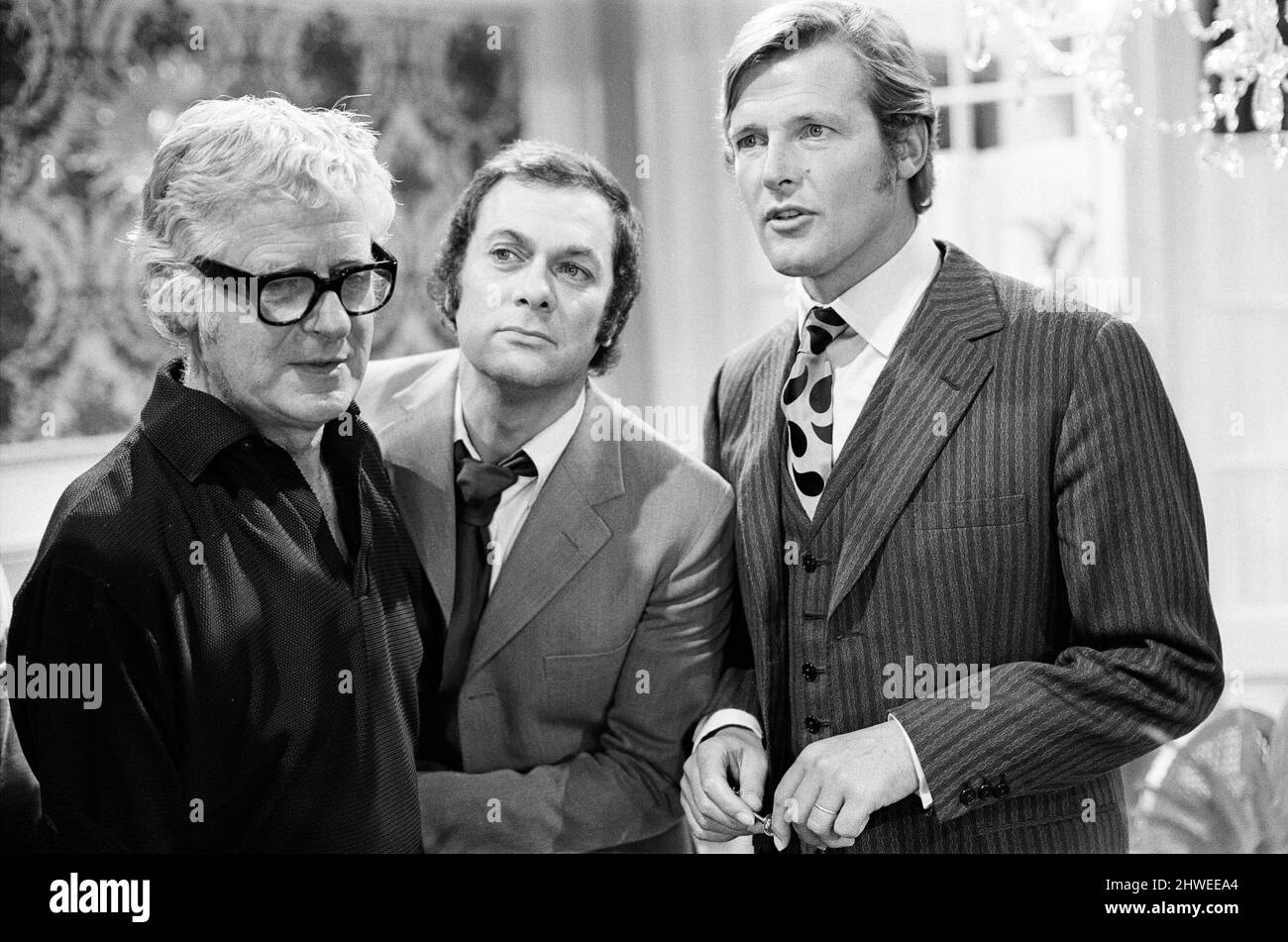 Roger Moore et Tony Curtis se battent les uns avec les autres sur l'ensemble des Persuaders! Aux Pinewood film Studios, Iver, Bucks. Roger joue un Seigneur anglais, qui rencontre Tony (jouant un millionnaire de Brooklyn brash) et dans cette séquence d'ouverture, ils ont un combat de course spectaculaire dans un restaurant. 11th août 1970. Banque D'Images