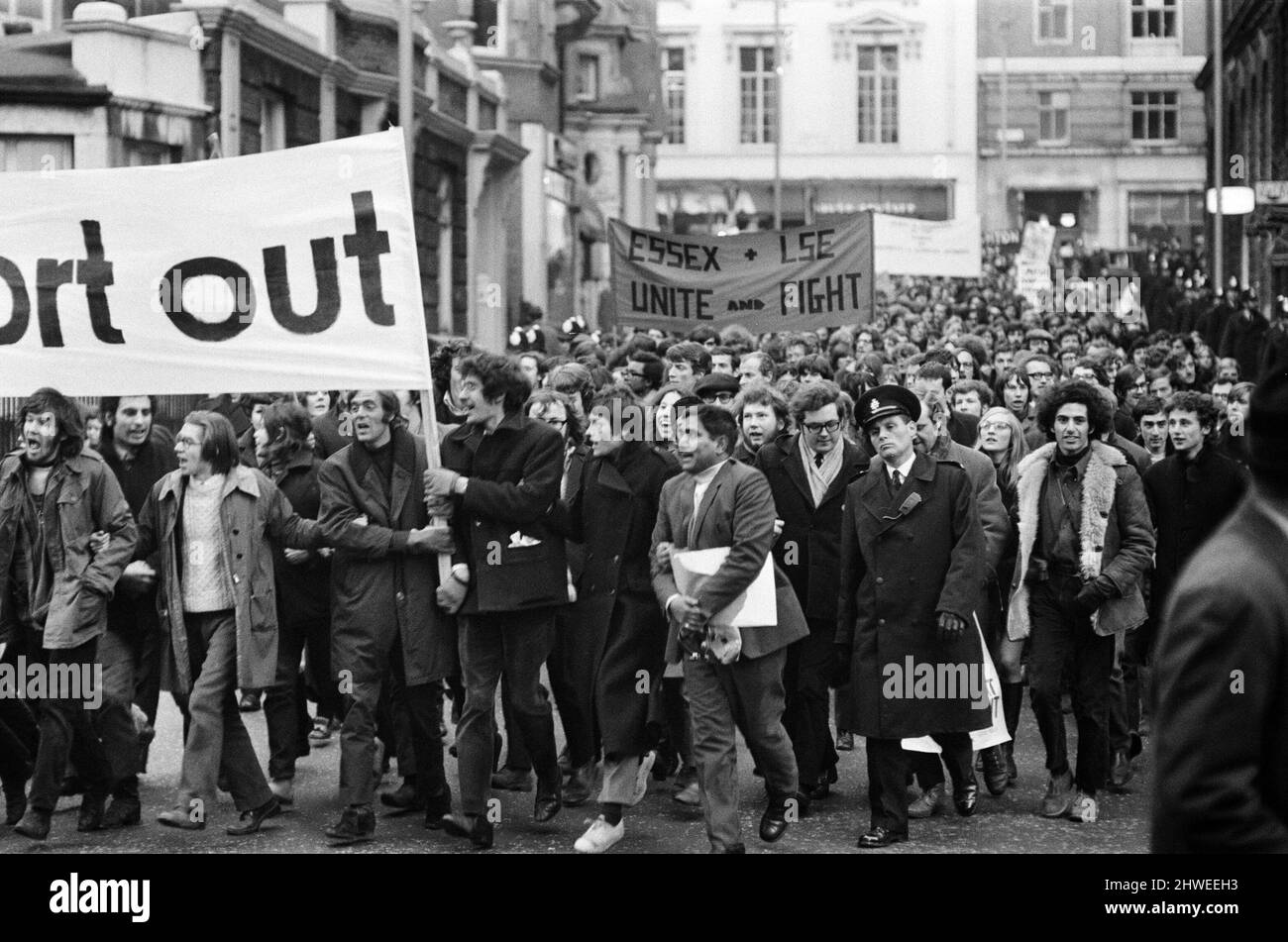 Des étudiants de plusieurs universités de toute la Grande-Bretagne manifestent à travers Londres, sur leur chemin à la London School of Economics (LSE). Les étudiants défilent sur Hay Hill jusqu'à Berkeley Square en route vers les bureaux du ministère de l'éducation de Curzon Street, Londres. 3rd février 1969. Banque D'Images Des étudiants de plusieurs universités de toute la Grande-Bretagne manifestent à travers Londres, sur leur chemin à la London School of Economics (LSE). Les étudiants défilent sur Hay Hill jusqu'à Berkeley Square en route vers les bureaux du ministère de l'éducation de Curzon Street, Londres. 3rd février 1969. Banque D'Images