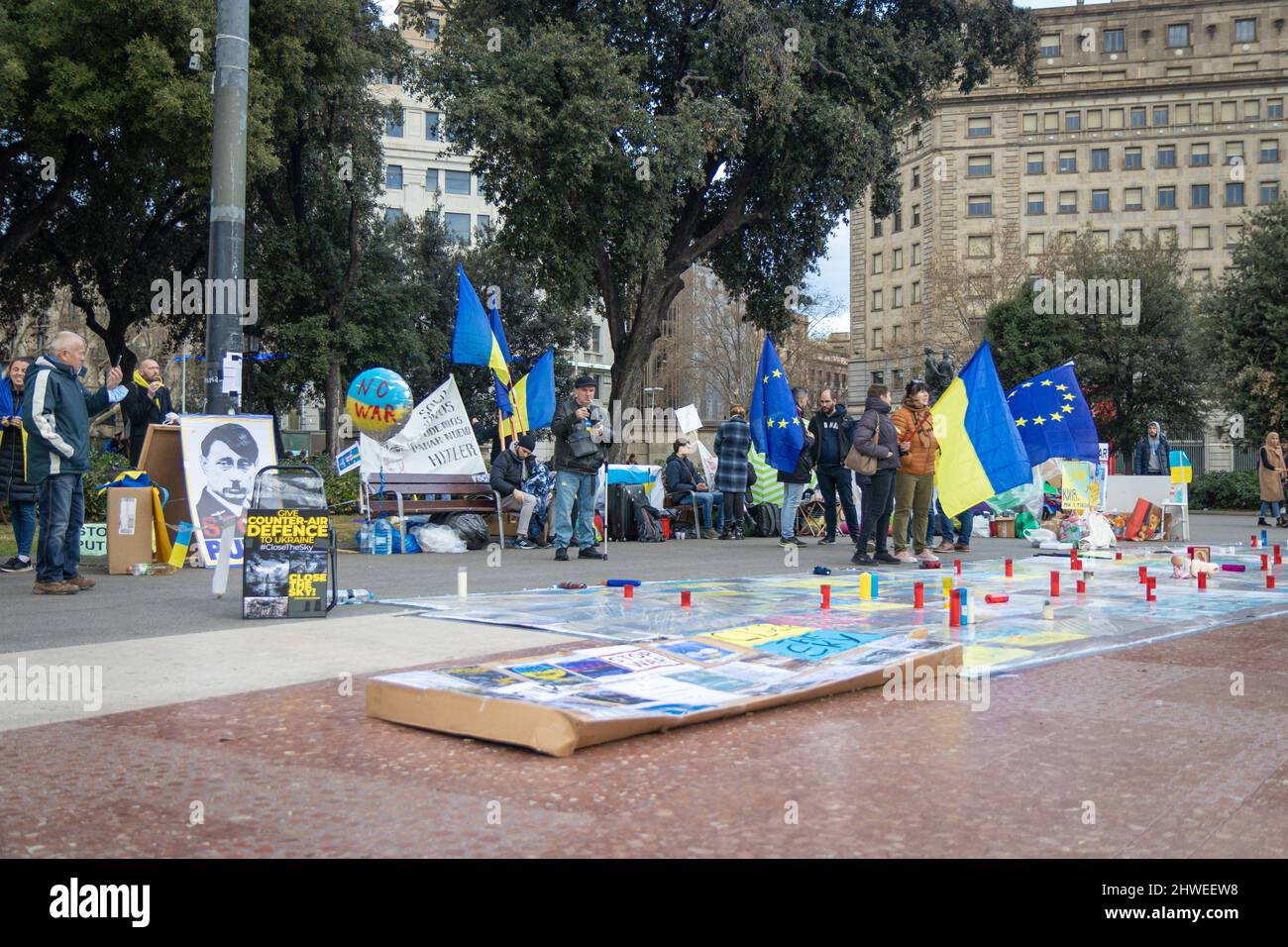 BARCELONE, ESPAGNE-5 MARS 2022: Les gens protestent à Barcelone à Plaça de Catalunya pour exiger de soutenir l'Ukraine et d'exiger de Poutine qu'il mette fin à la guerre. Banque D'Images