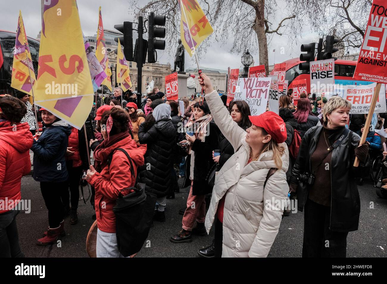 5th mars 2022, Londres, Royaume-Uni. Des centaines de femmes défilent du poste de police de Charing Cross à New Scotland Yard pour souligner le harcèlement des femmes par la police et pour appeler à la fin de la violence contre les femmes en vue de la Journée internationale de la femme le 8th mars. Banque D'Images