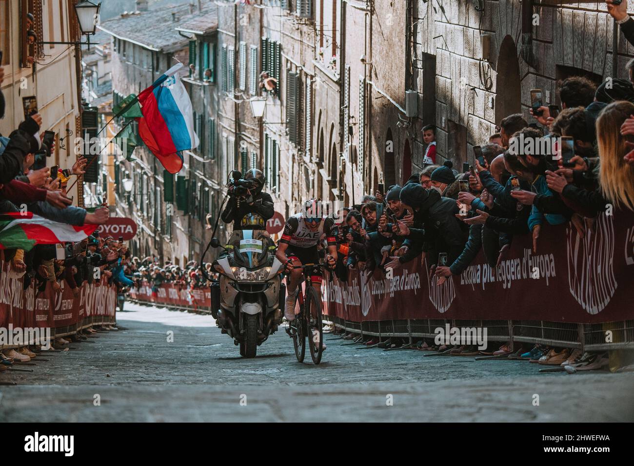 5th mars 2022 ; Sienne, Italie. Strade Bianche. Tadej Pogačar sur la dernière montée dans Sienne avant de gagner le 16th Strade Bianche. Banque D'Images