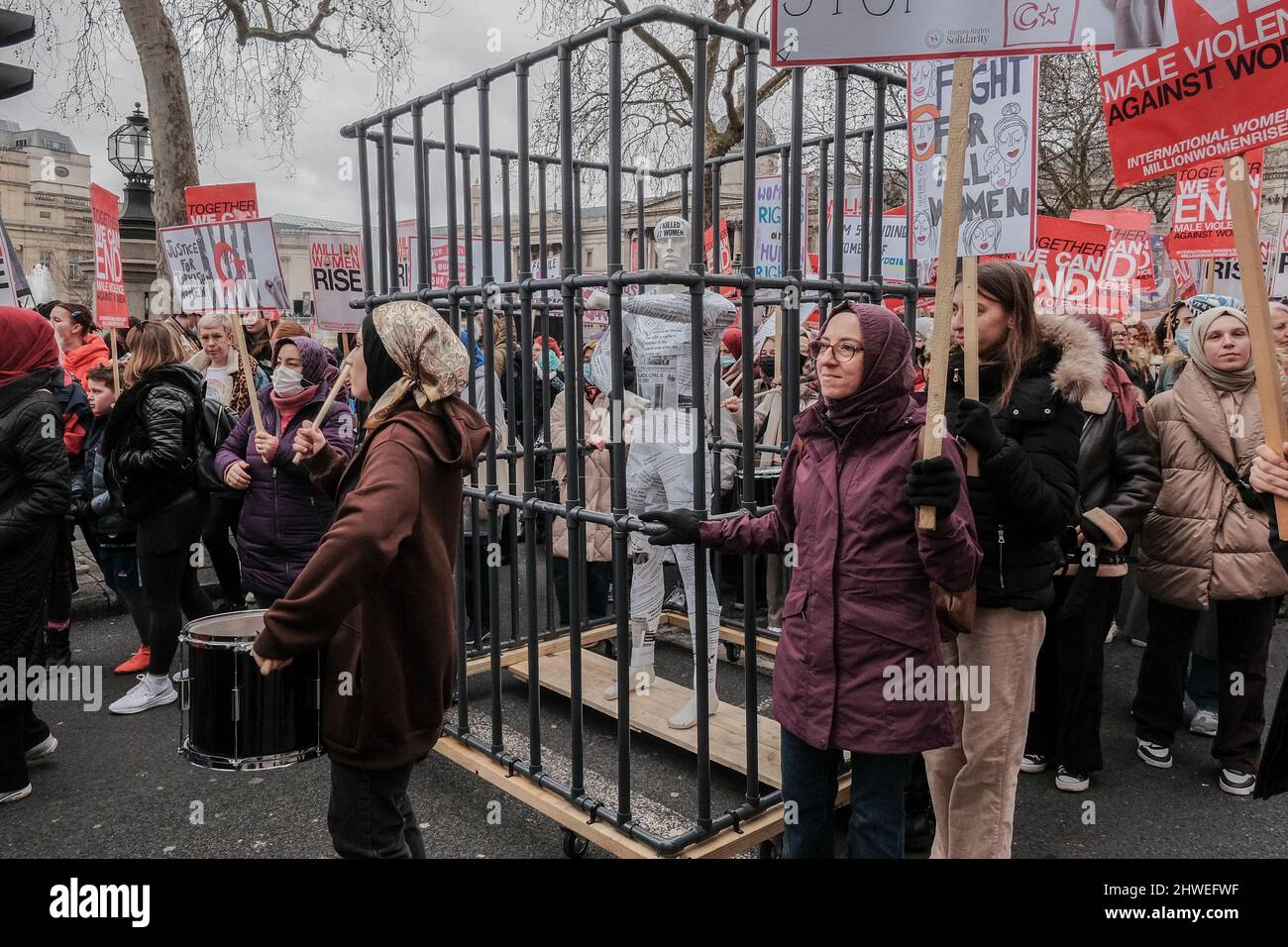 5th mars 2022, Londres, Royaume-Uni. Des centaines de femmes défilent du poste de police de Charing Cross à New Scotland Yard pour souligner le harcèlement des femmes par la police et pour appeler à la fin de la violence contre les femmes en vue de la Journée internationale de la femme le 8th mars. Banque D'Images