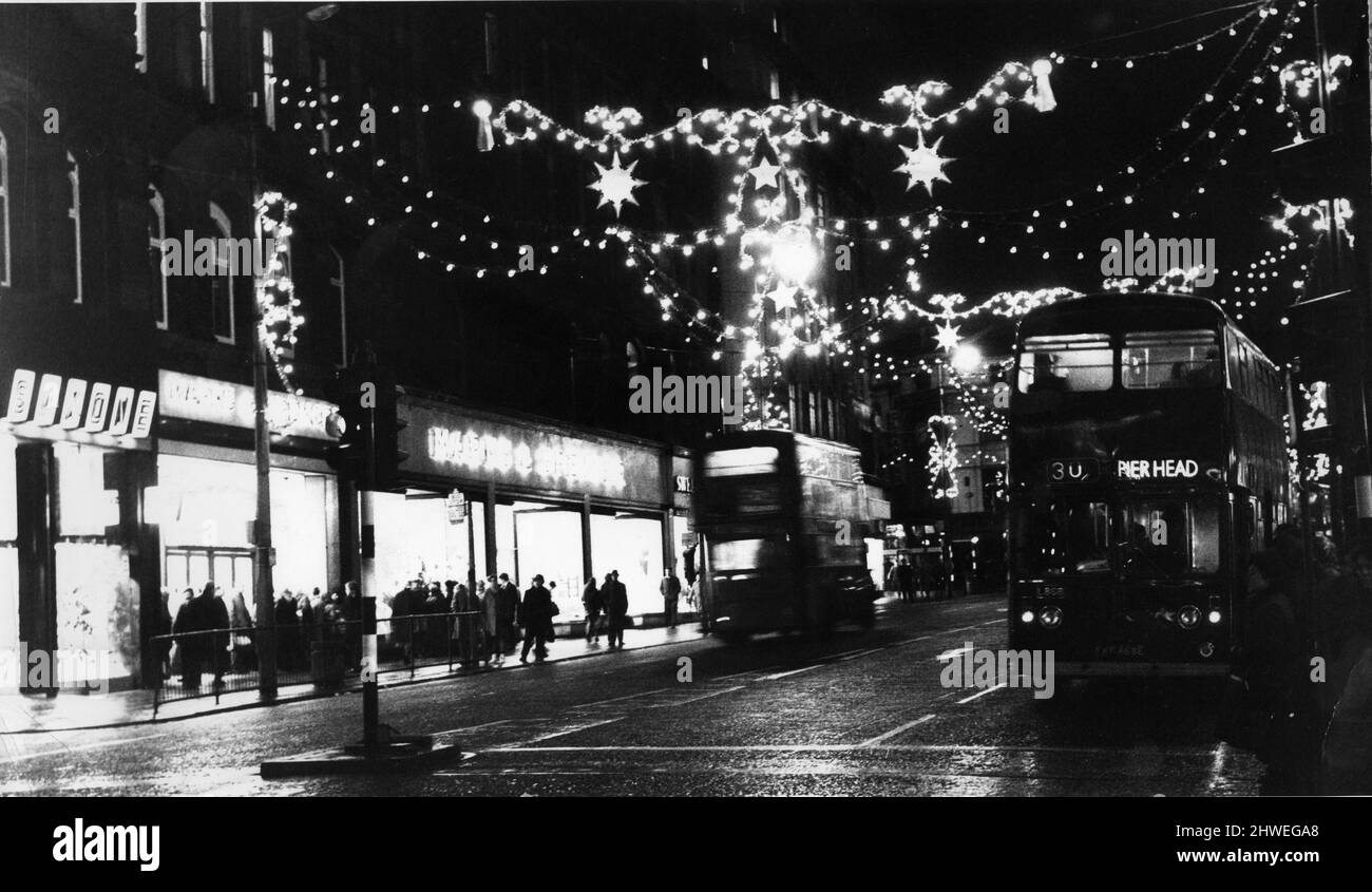 Christmas Street Lights on Church Street, Liverpool, Angleterre. Décembre 1969 photo prise le 19th décembre 1969. ****IMPORTANT : 19th décembre 1969 est une date devinée parce qu'il n'y a pas d'information sur la date imprimée. Cependant, un bus de style similaire, aussi les numéros 30 à Pierhead a été photographié et est sur l'Internet date prise 1969. Je vais donc avec 1969, mais s'il vous plaît examiner et vérifier si l'éditeur sait mieux. Merci *** Banque D'Images